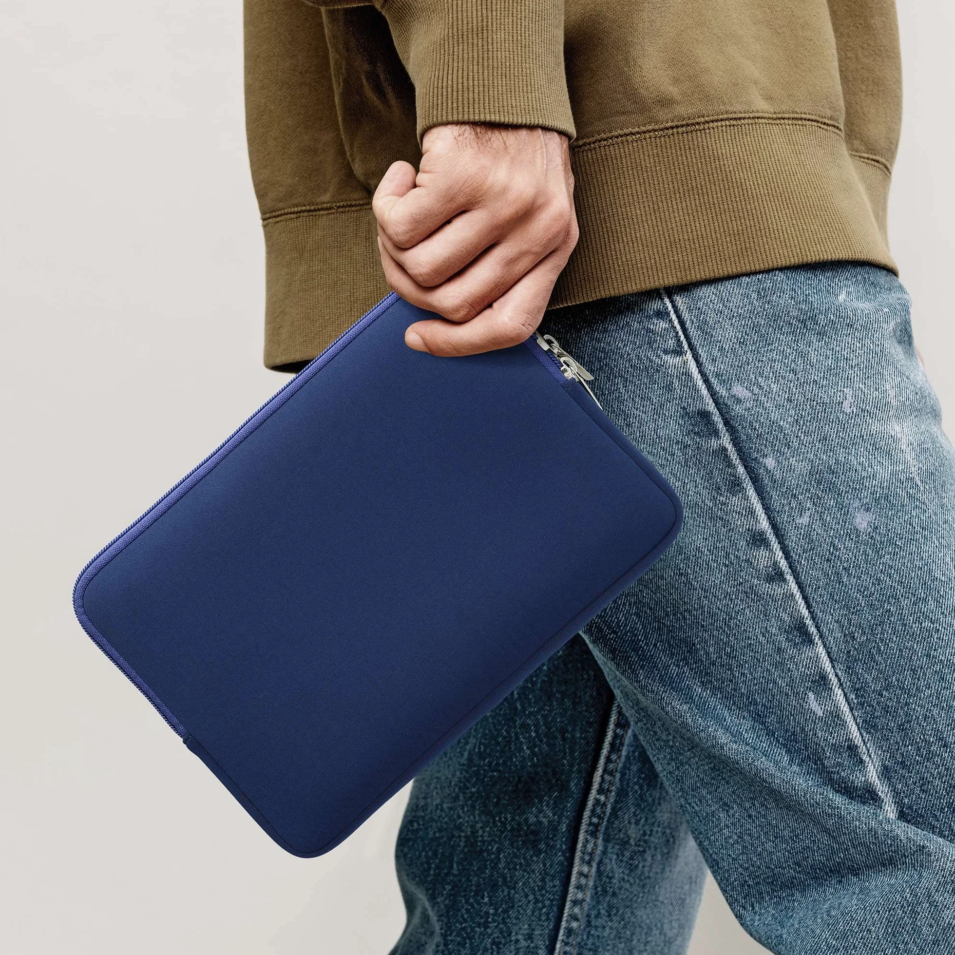 kwmobile Neoprenowe etui kompatybilne z tabletem 24.6 cm-27.9 cm, uniwersalne etui z zamkiem błyskawicznym, ciemnoniebieskie