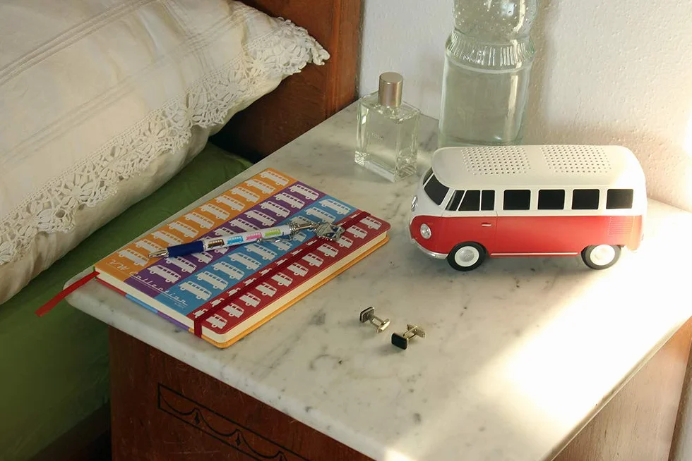 BRISA VW Collection - Volkswagen T1 Bulli Bus przenośny głośnik Bluetooth, bezprzewodowy/bezprzewodowy (skala: 1:20 I czerwony/biały)