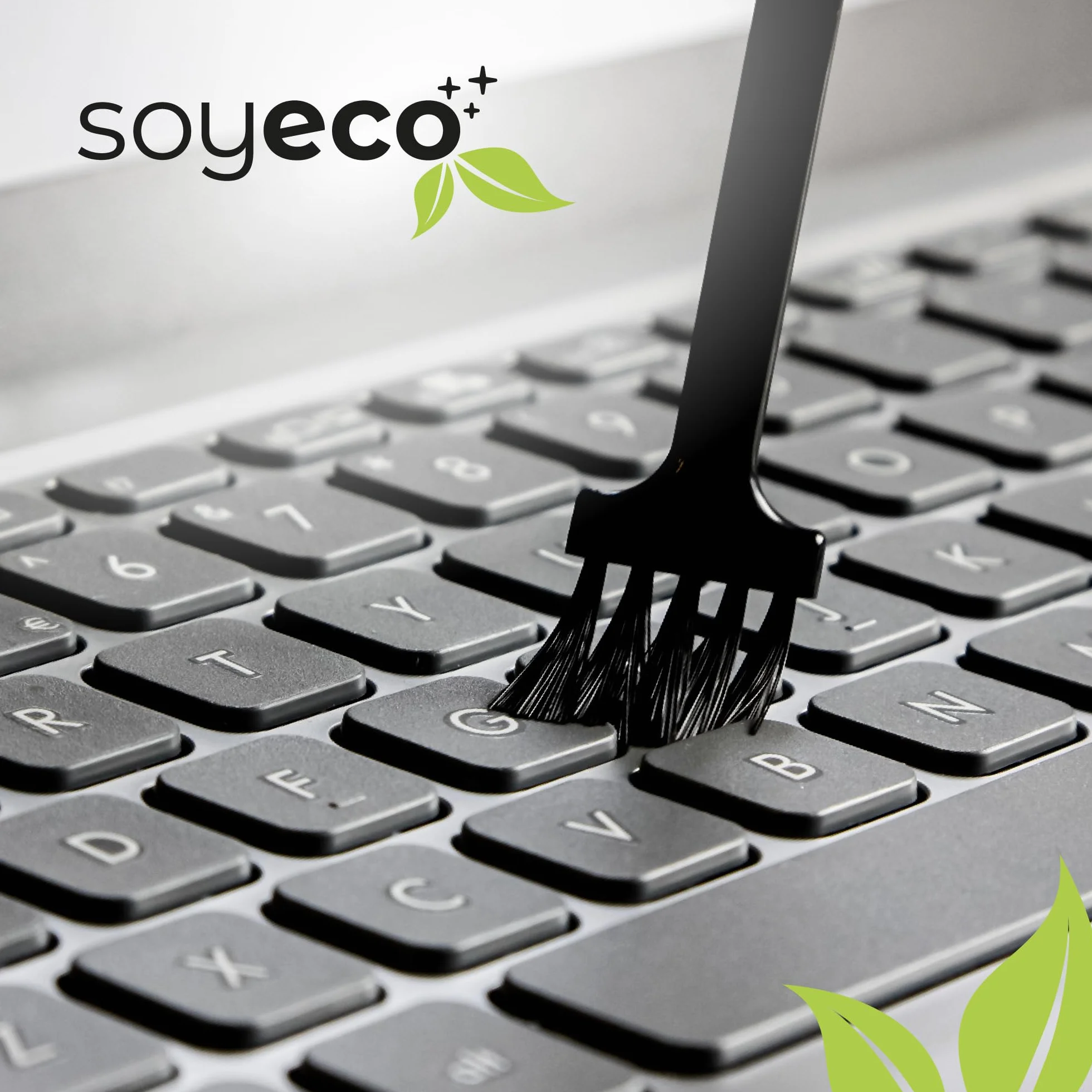 Zestaw czyszcz¹cy SOYECO ECO - p³yn do czyszczenia ekranu 250 ml + 2 œciereczki z mikrofibry + szczoteczka do klawiatury - do kompleksowej pielêgnacji urz¹dzeñ