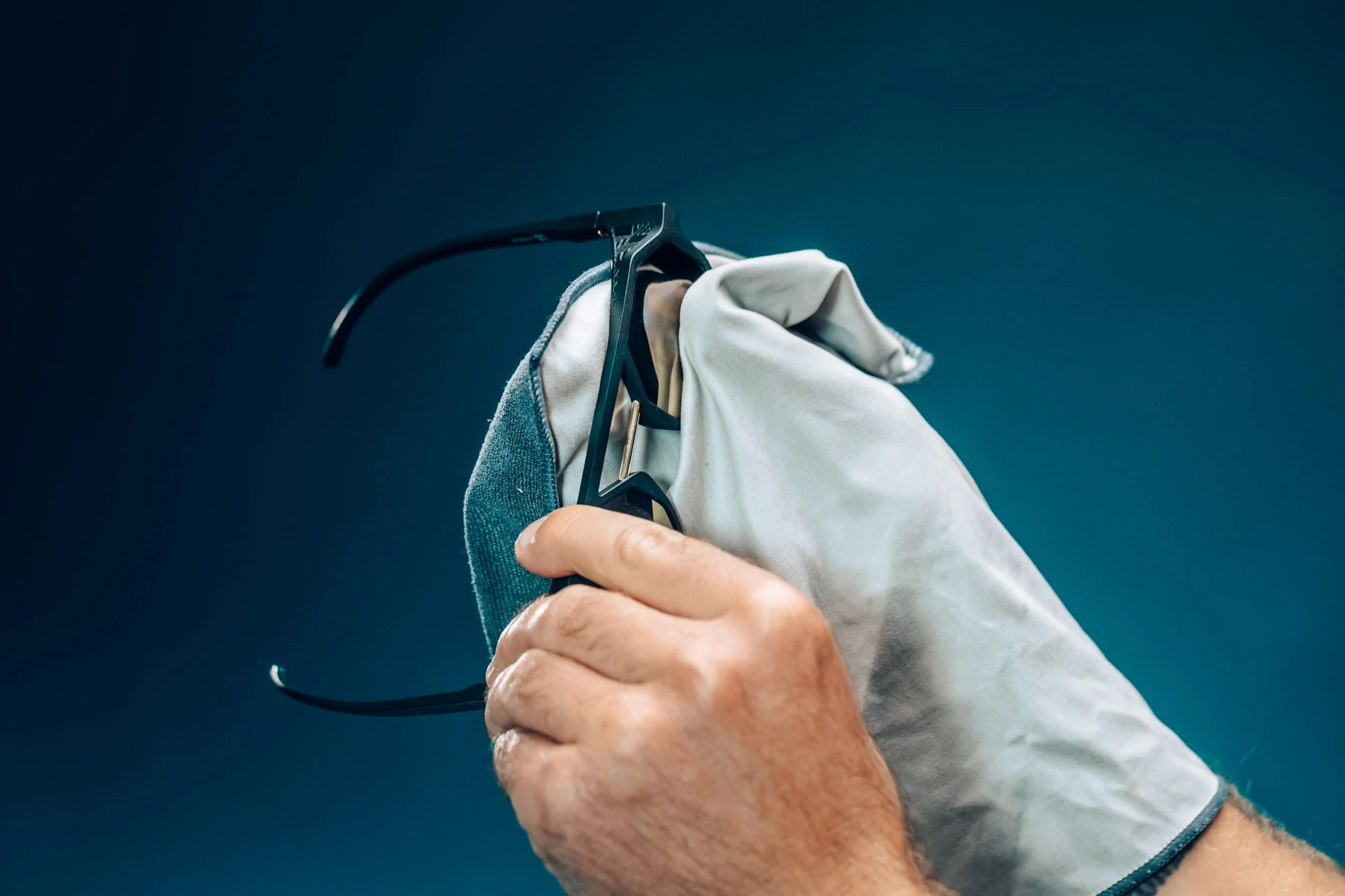 Wysokiej jakości ściereczka do okularów (30 x 20 cm) - ściereczka z mikrofibry do czyszczenia okularów, wyświetlacza telefonu i laptopa oraz obiektywu aparatu fotograficznego od EYESHAKER®