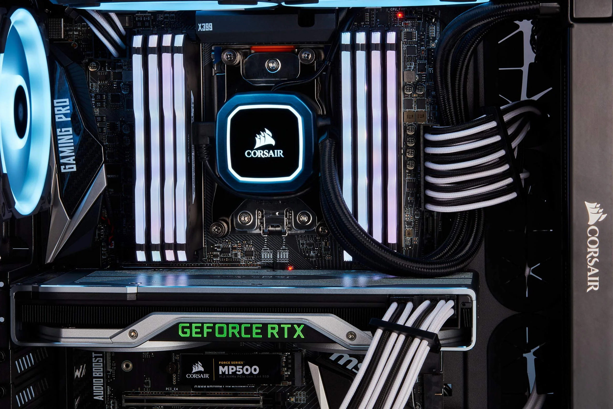 Corsair Kabel SATA z rękawem premium - SATA 6 Gb/s 30 cm, złącze 90°, niebieski