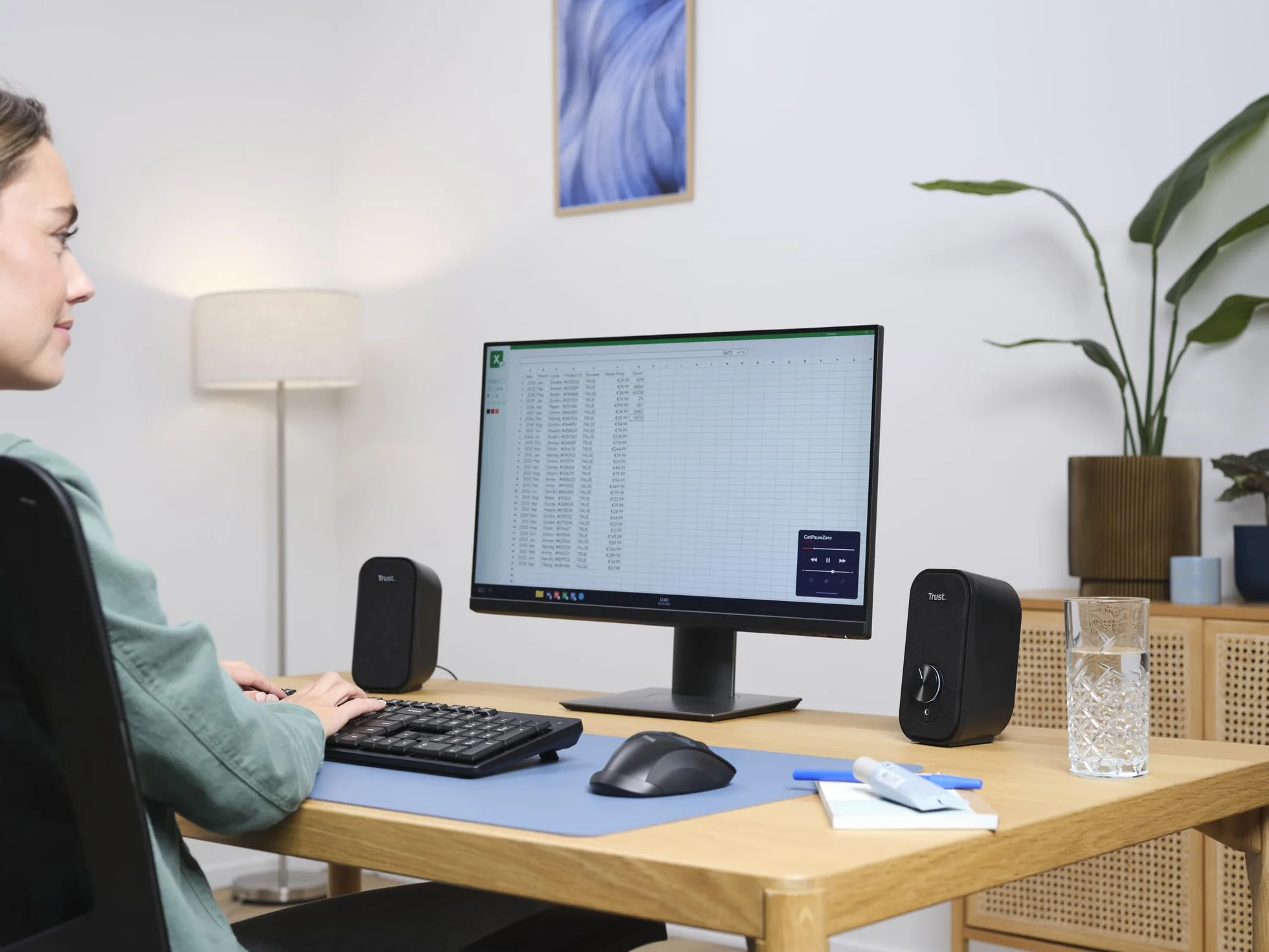 Trust Orada głośniki komputerowe 2.0 12W (6W RMS), kompaktowy zestaw głośników stereo z zasilaniem USB, kabel audio AUX 3.5mm, wejście słuchawkowe, głośnik do PC i laptopa, czarny