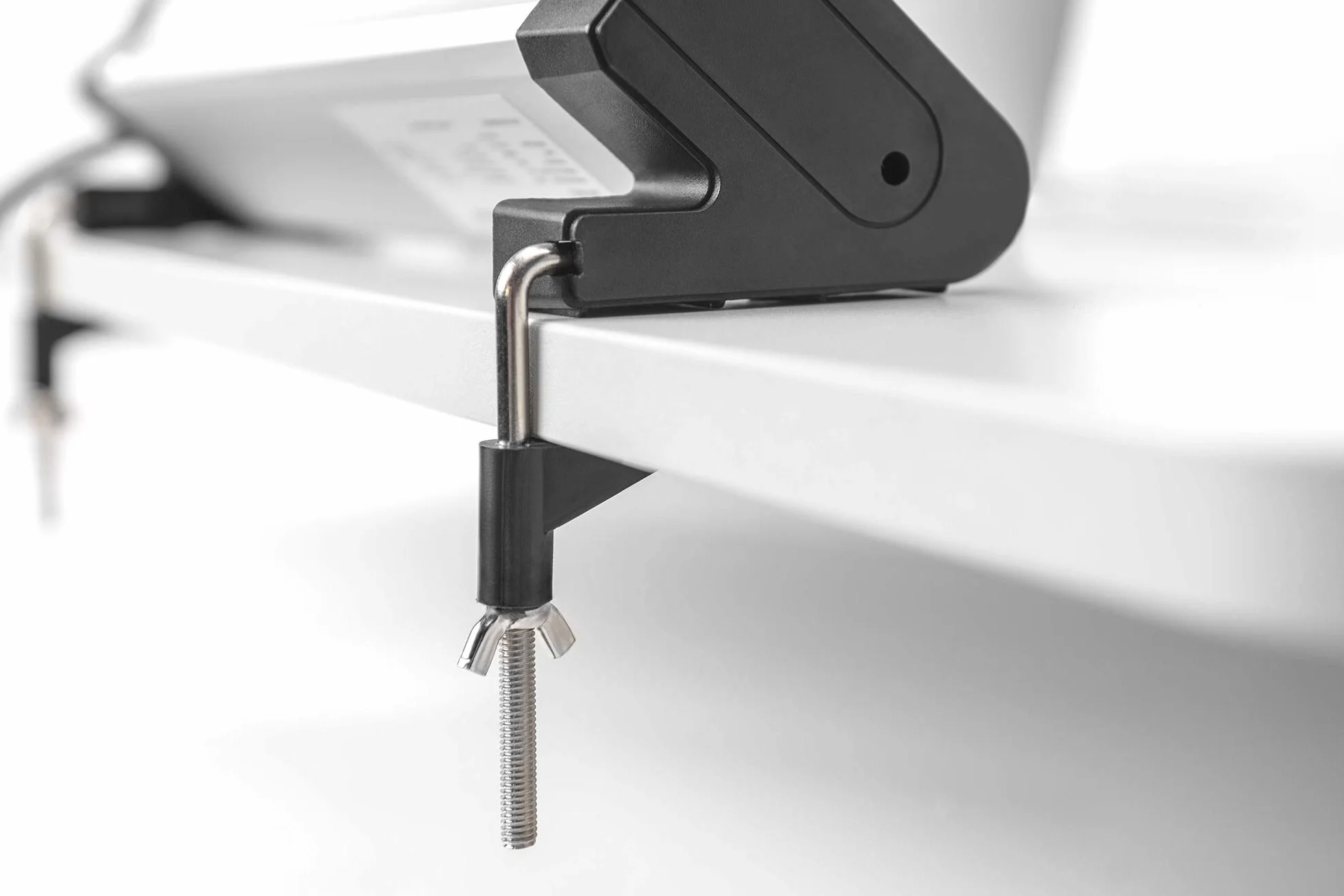 DIGITUS DA-70614 - Gniazdo wielokrotne z USB - 3 sztuki - 2x port USB (USB-A) - 4x gniazdo ze stykiem uziemiającym - Z przełącznikiem - Ładowarka USB - Do montażu na biurku i ścianie