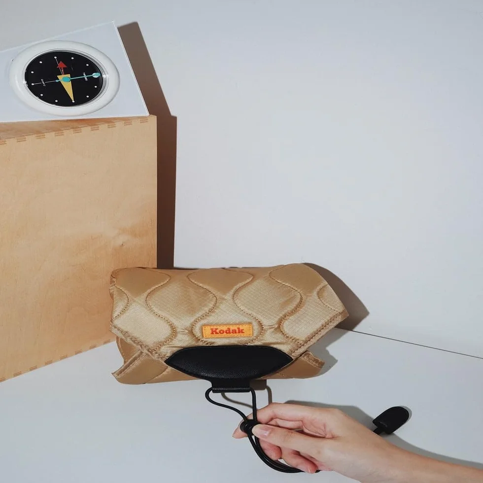 KODAK Camera Wrap Owijka Na Aparat Rozmiar M 31x31 cm - Wodoodporna,Odporna Na Zarysowania Tkanina Ochronna Do Aparatu Bezlusterkowego,Aparatu Kompaktowego,Obiektywu Głównego(Czarna)[JEDEN element]
