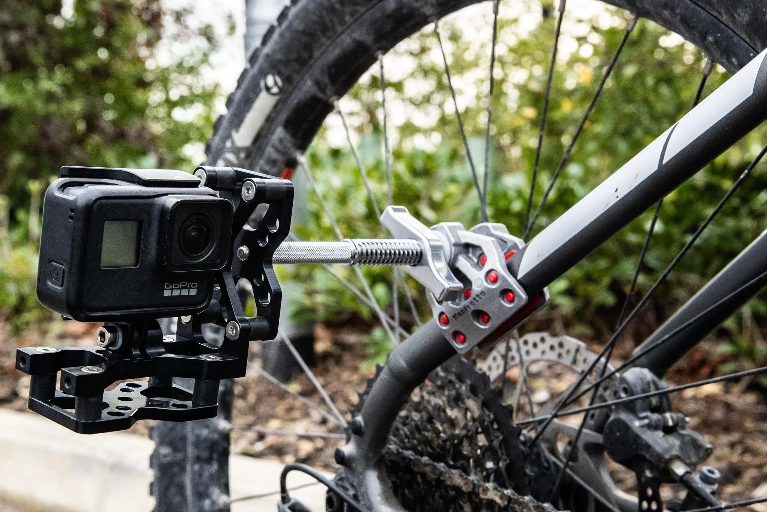 Manfrotto Zacisk szczękowy z mikro końcem 5 cm, pojemność otwarcia 2 cala/5 cm, maks. obciążenie 55 funtów/25 kg, wałek radełkowany, gwint wewnętrzny 1/10.2 cm, adapter męski 1/10.2 cm do 1/10.2 cm.