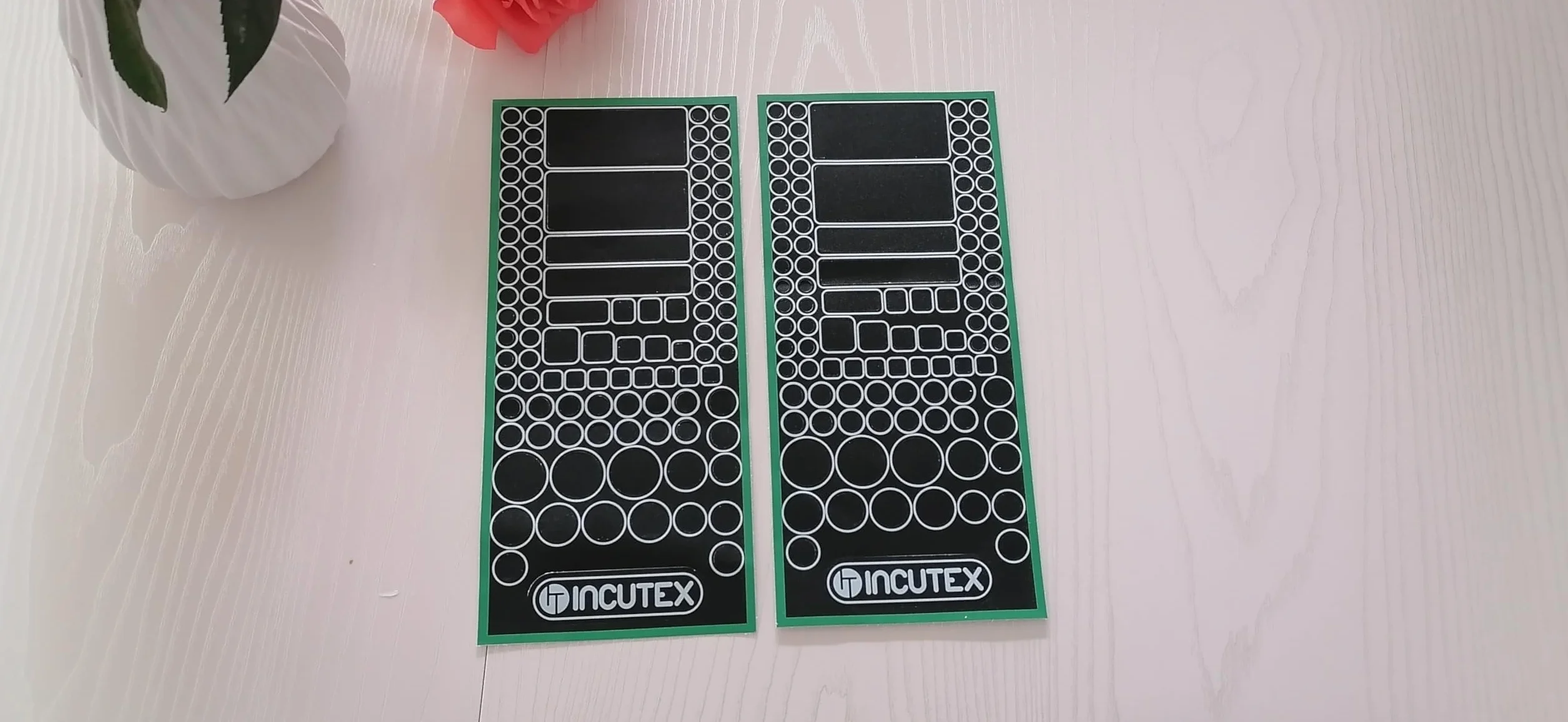 Incutex 104 x naklejki LED do ściemniania routerów, urządzeń elektronicznych, urządzeń gospodarstwa domowego, przyciemniania i blokowania 80% światła