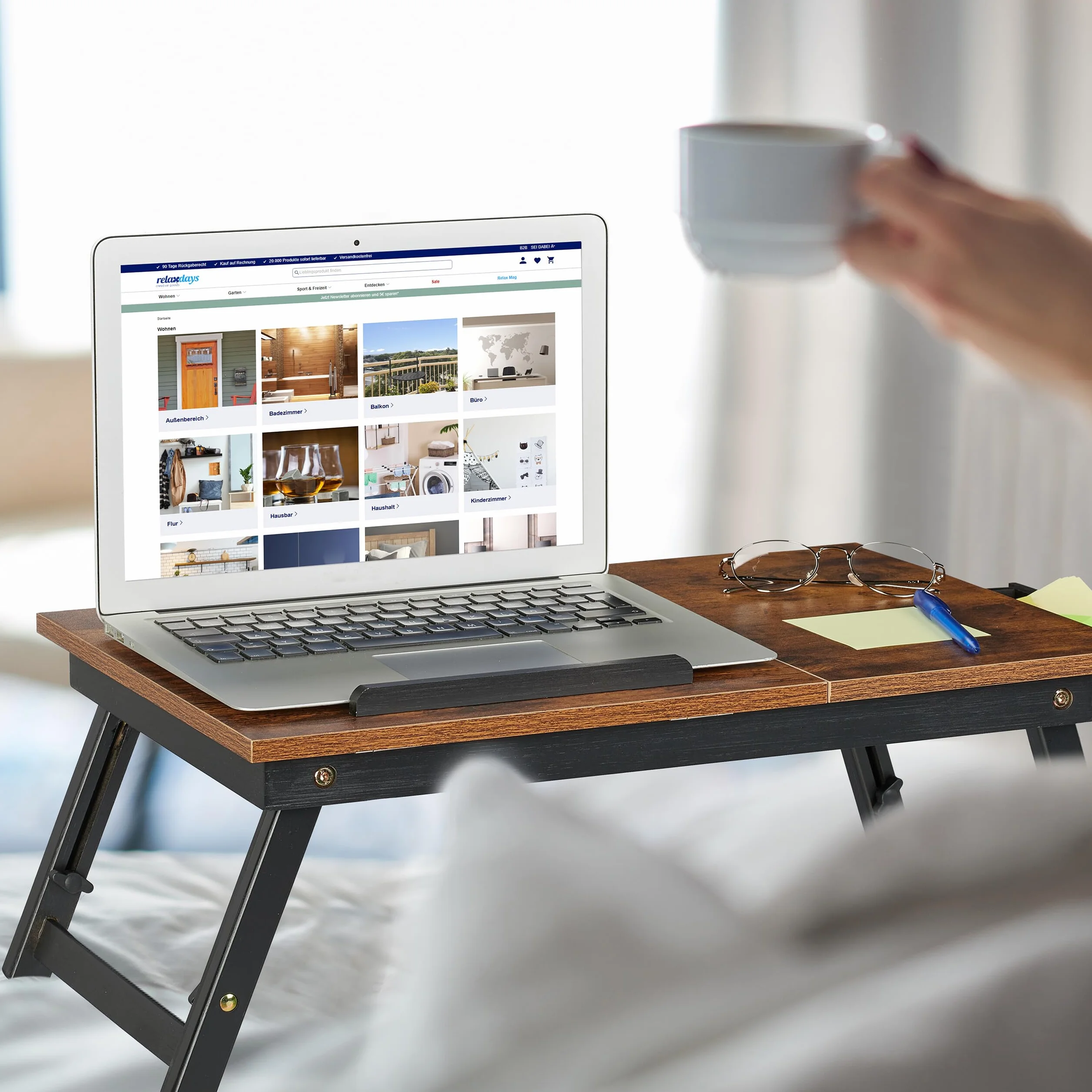 Relaxdays Stolik pod laptopa do łóżka i kanapy, składany stolik do łóżka, bambus, z regulacją wysokości, taca na łóżko, ciemnobrązowy/czarny, 1 sztuka