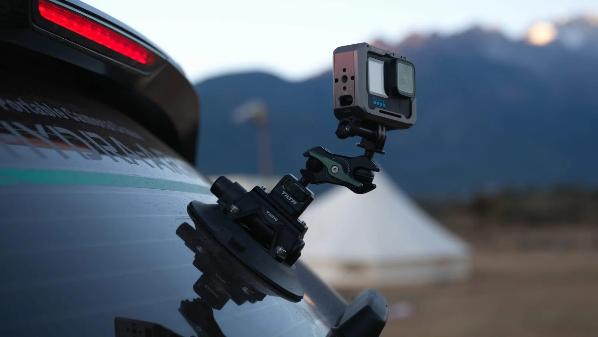 Tilta Uniwersalny zestaw montażowy do kamery sportowej - 11,5 cm mocny uchwyt na przyssawkę z mini ramieniem przegubowym - kompatybilny z GoPro Hero 11, DJI Action 3, Insta360 X3 i innymi,