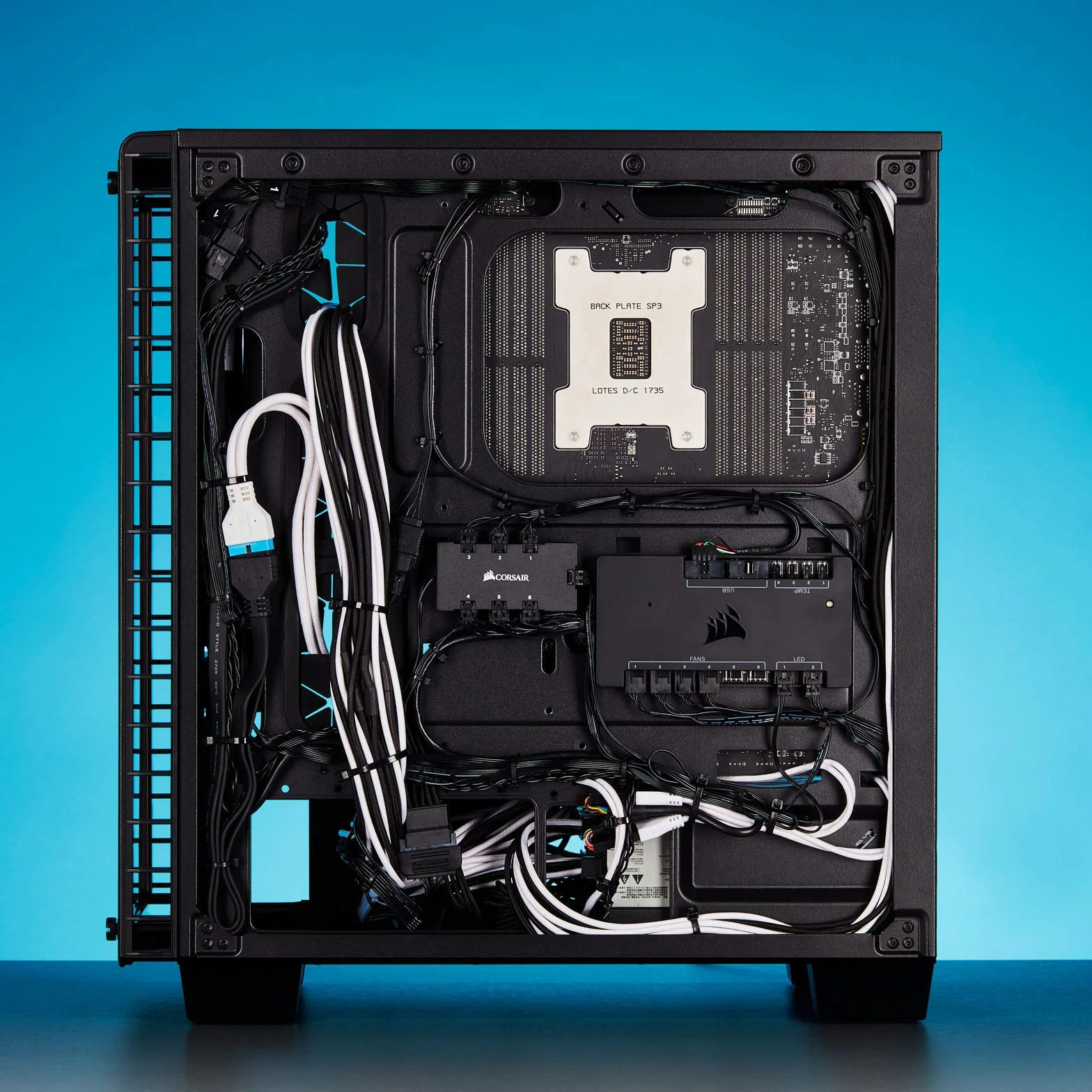Corsair Kabel SATA z rękawem premium - SATA 6 Gb/s 30 cm, złącze 90°, niebieski