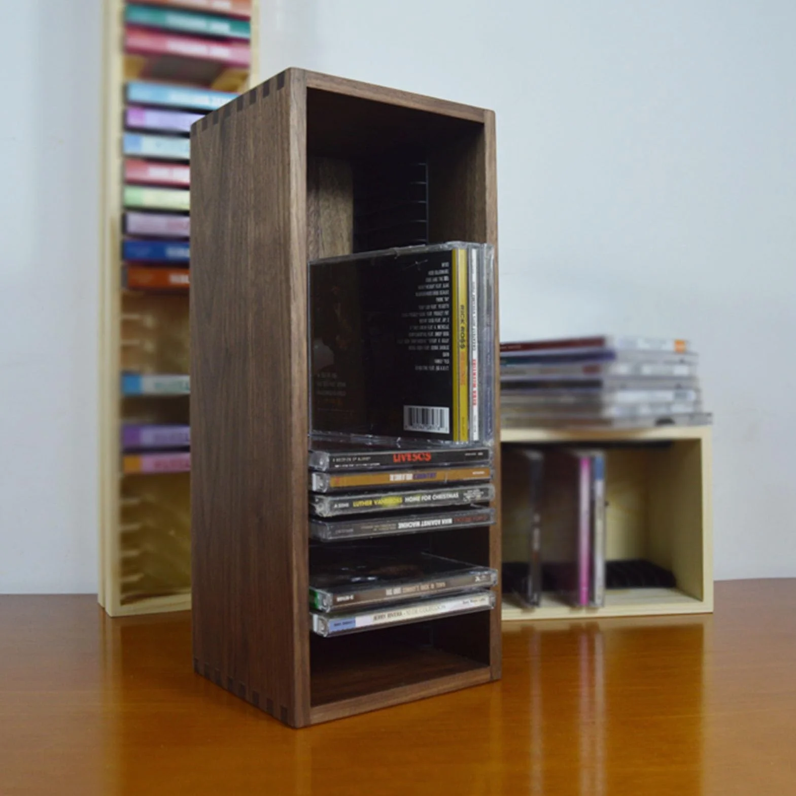 Stojak do przechowywania płyt CD w stylu vintage – czarne drewno orzechowe na 26 standardowych etui na płyty CD i DVD, idealny do domowego biura i wystroju pokoju muzycznego