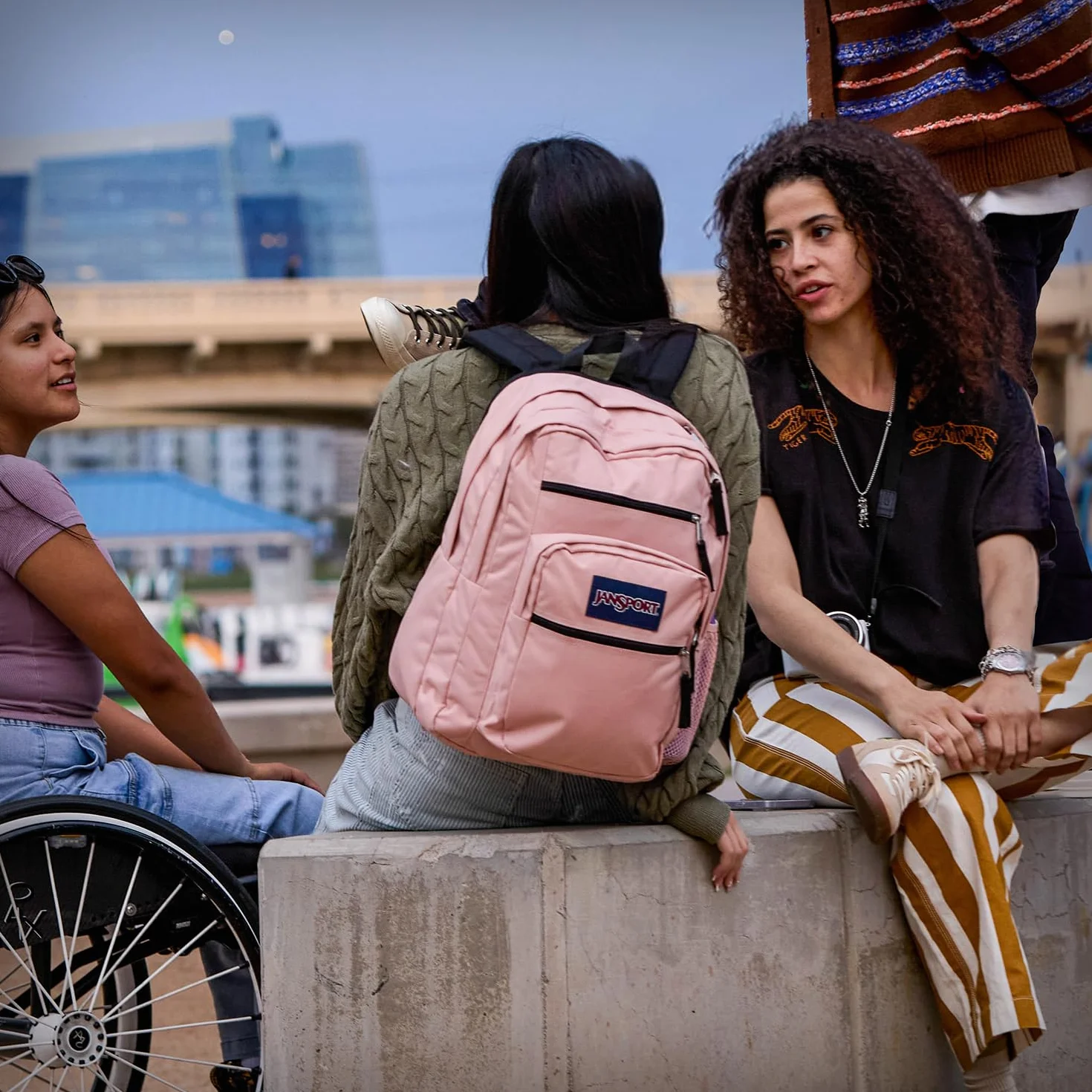 JanSport Plecak na laptopa – torba na komputer z 2 przegródkami, ergonomiczne paski na ramię, pokrowiec na laptopa 38.1 cm, uchwyt holowniczy, złe kokardki