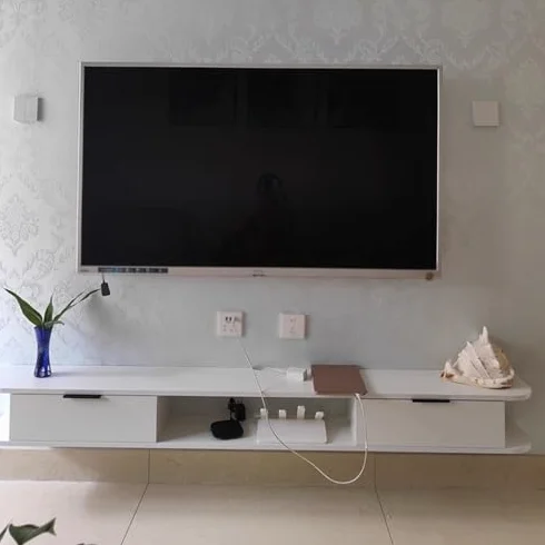 Naścienny stojak pod telewizor z miejscem do przechowywania, do salonu, ekologiczna płyta z litego drewna, duża szafka wielokomorowa, szafka pod telewizor do sypialni z otworami do gwintowania (biały