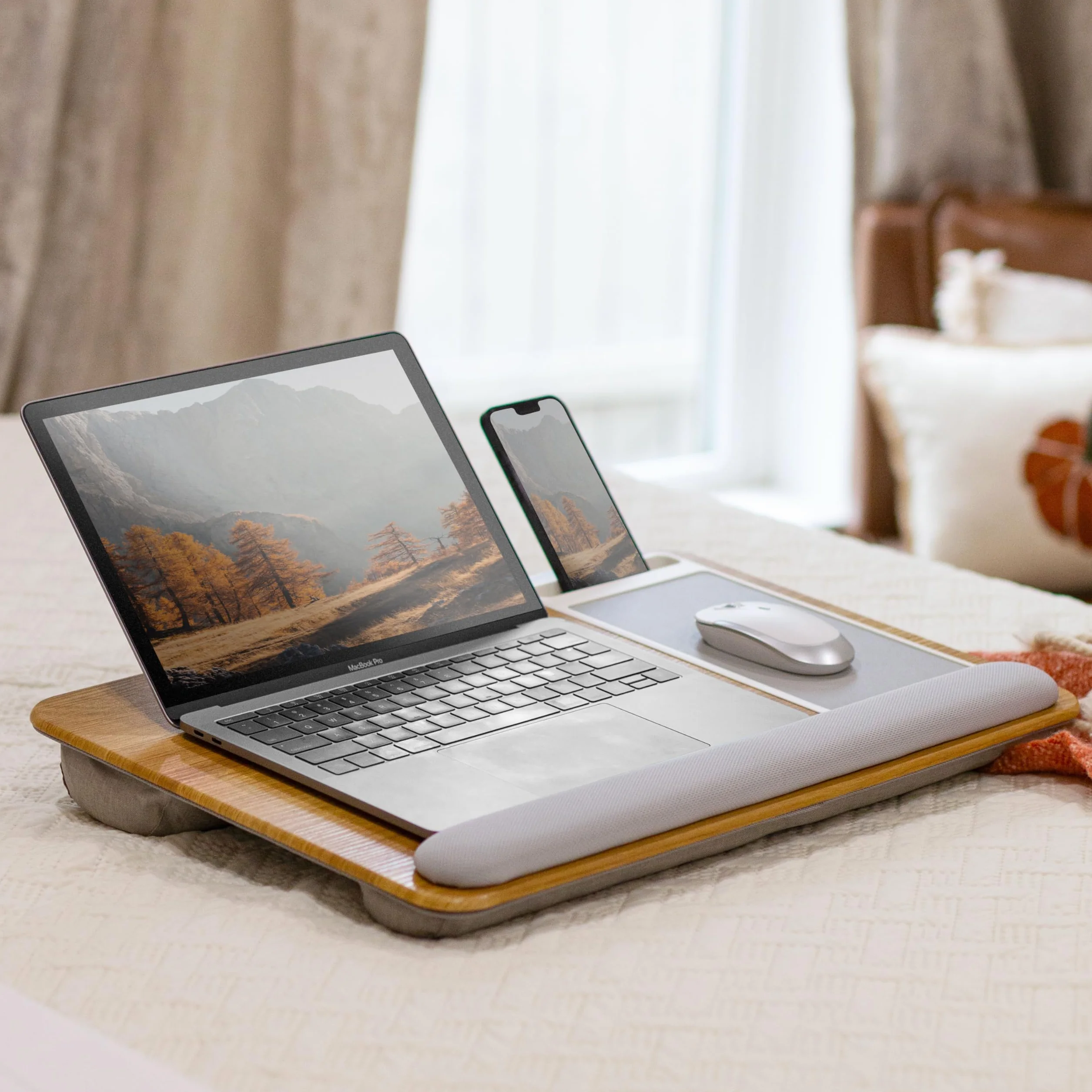 LAPGEAR Home Office Pro biurko na kolana z podpórką pod nadgarstek, podkładką pod mysz i uchwytem na telefon, drewno dębowe, pasuje do laptopów o przekątnej ekranu do 15,6 cala, styl nr 91599