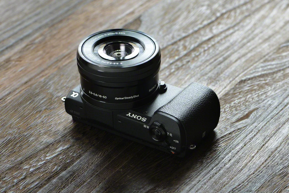 Sony Alpha 5100 aparat systemowy z ultraszybkim hybrydowym AF (obracany o 180° 7,62 cm (3"), wyświetlacz LC, 24,3 megapikseli, czujnik Exmor APS-C, Full HD, kolor czarny