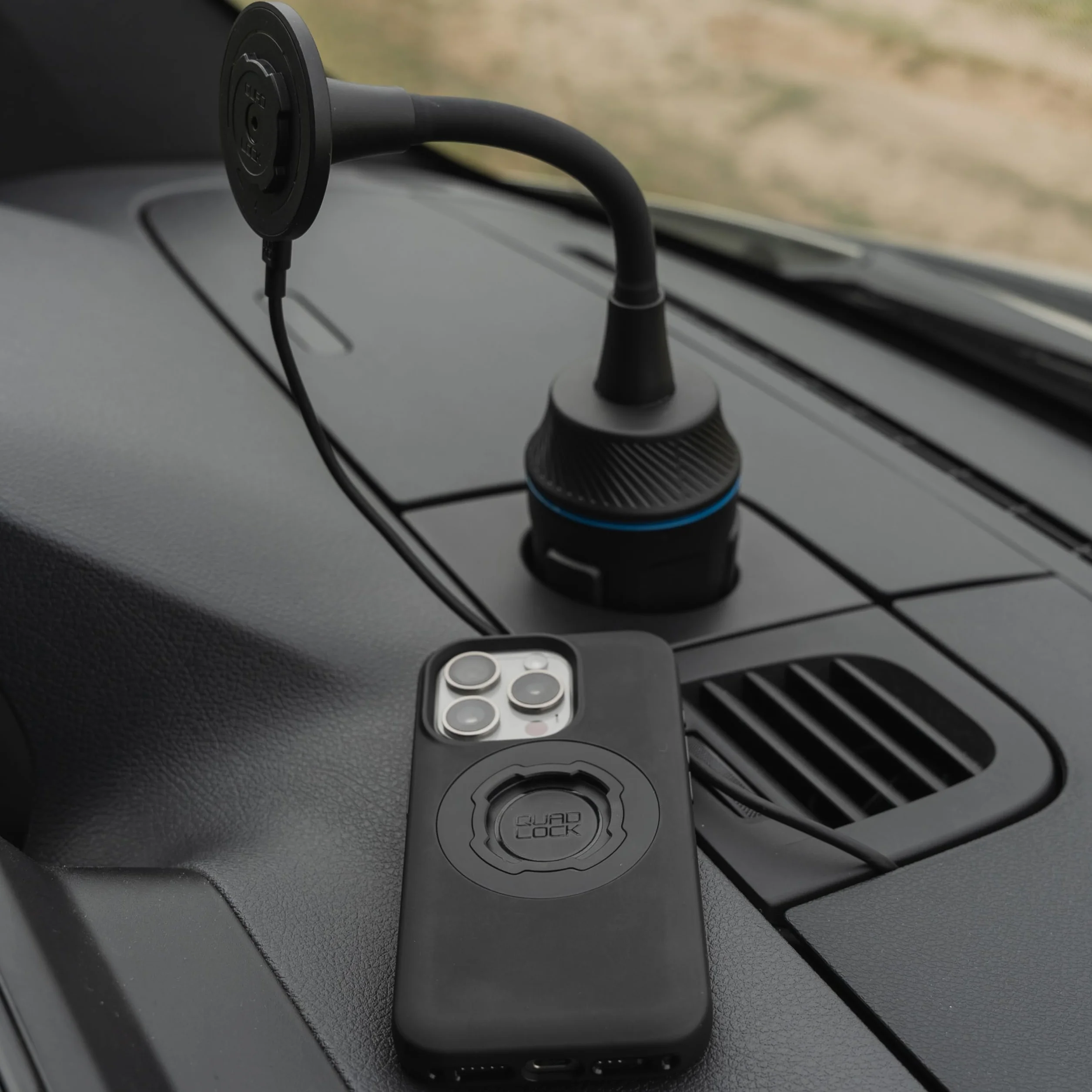 Quad Lock Uchwyt samochodowy na kubek na telefon z etui MAG Pixel 10a i bezprzewodową głowicą ładującą MAG (V2)