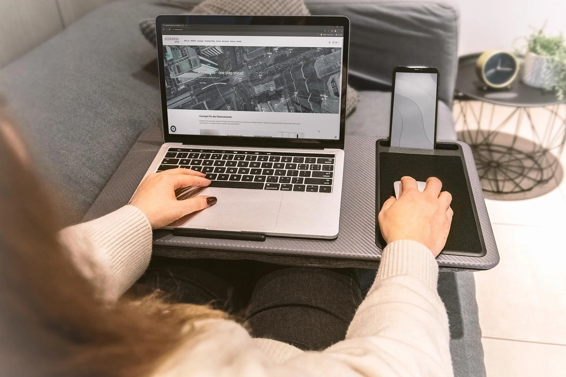 DIGITUS Poduszka pod laptopa z uchwytem na smartfona i podkładką pod mysz 17" szara