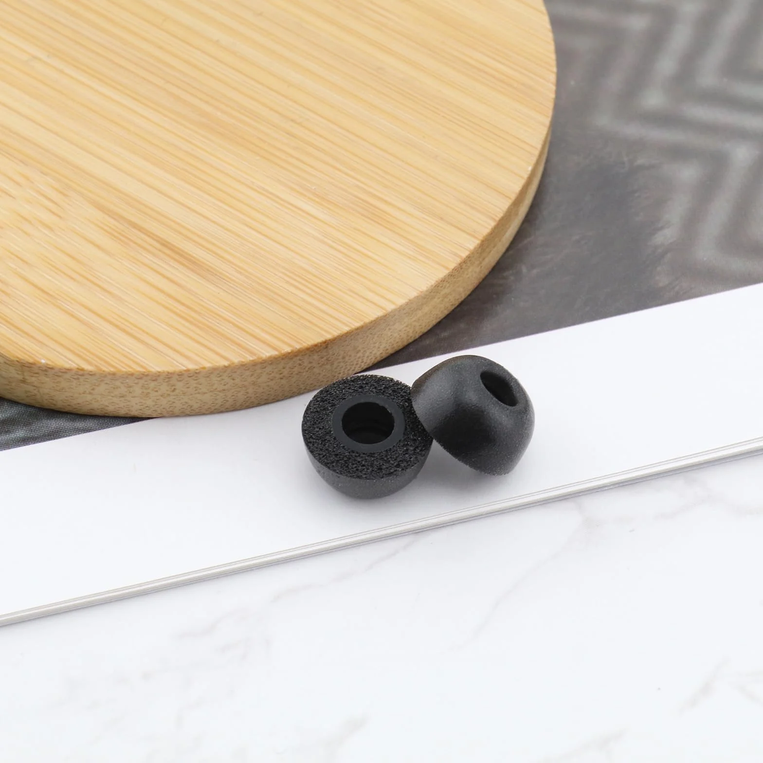 3 pary końcówek dousznych z pianki z pamięcią kształtu, zestaw zawiera duże średnie małe rozmiary kompatybilne z Goo-gle Pixel Buds Pro czarne