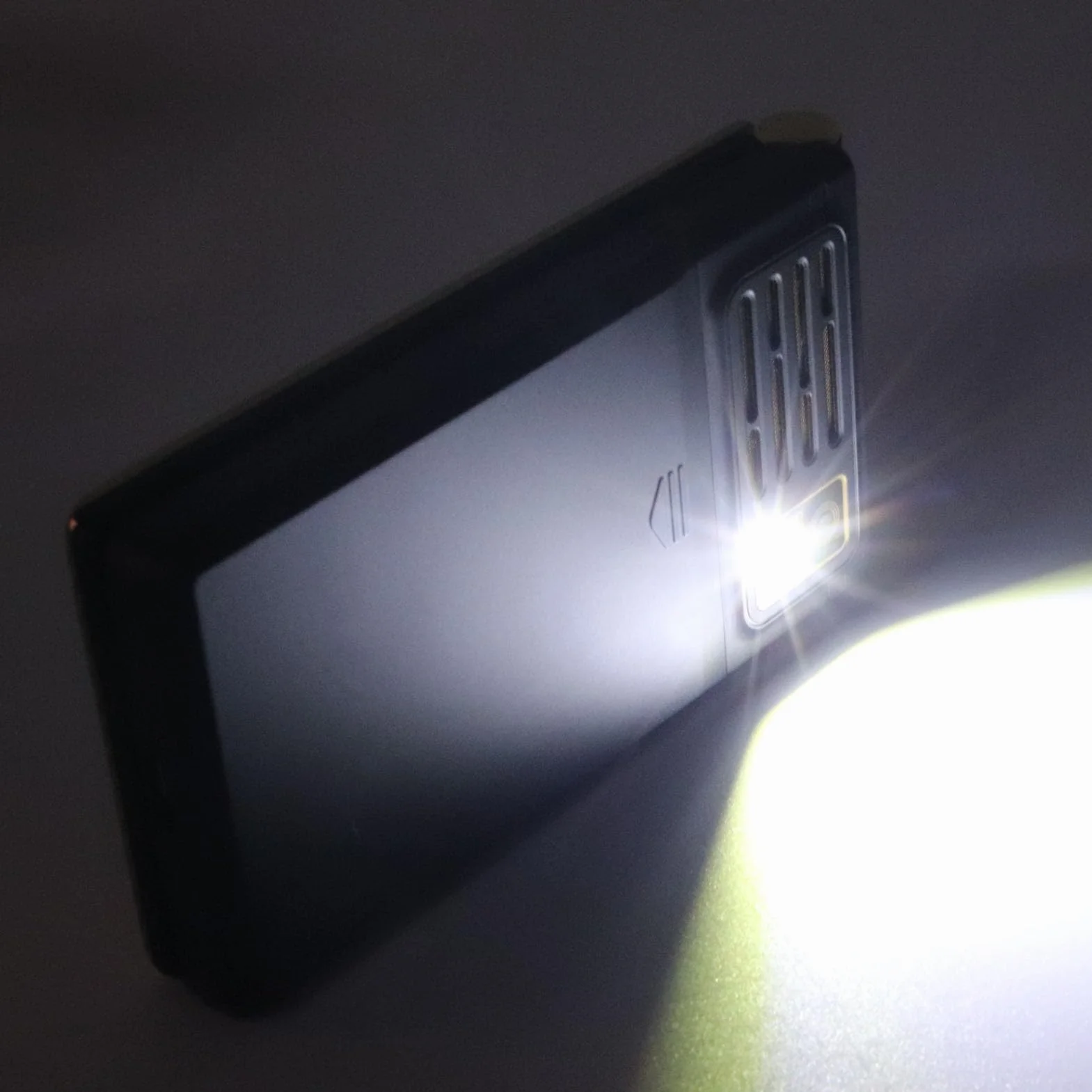 Telefon Komórkowy z klapką dla Seniorów, Telefon z klapką 2G, Podwójny Wyświetlacz HD, Duże Przyciski, Bateria 5900 MAh, Dwa Gniazda Kart SIM, Odblokowany Telefon Komórkowy dla