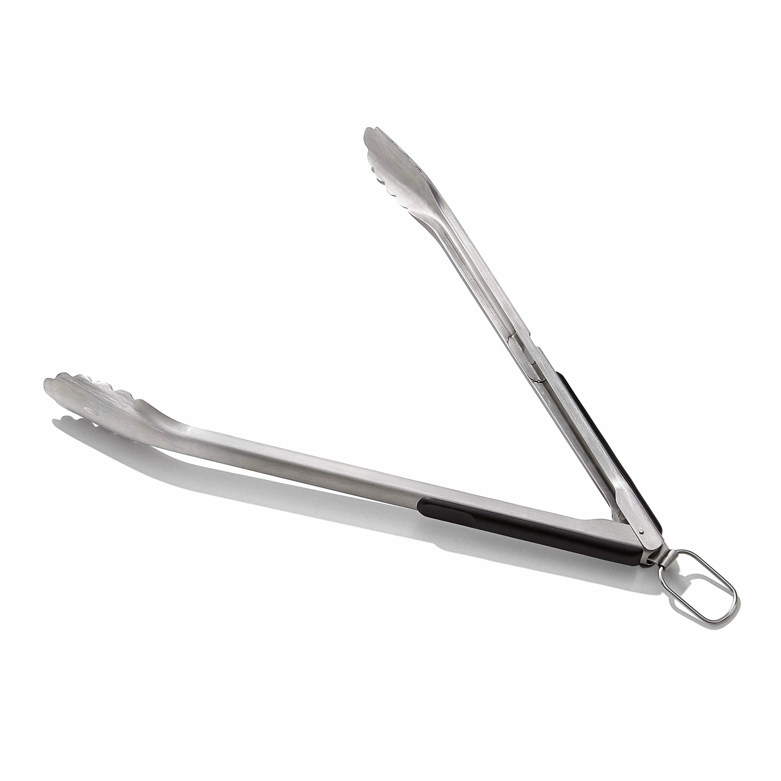 OXO Good Grips długie szczypce do grilla ze stali nierdzewnej z wbudowanym otwieraczem do butelek, 47,5 cm – do kiełbasek, warzyw i innych, czarne