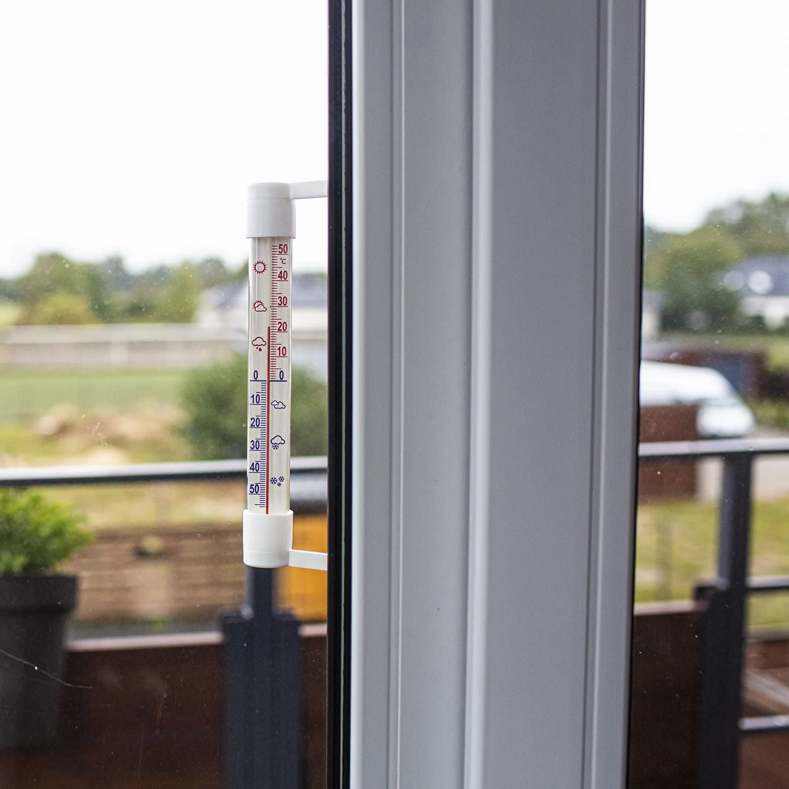 Browin Klasyczny termometr zaokienny 23 cm -50 do +50°C biały
