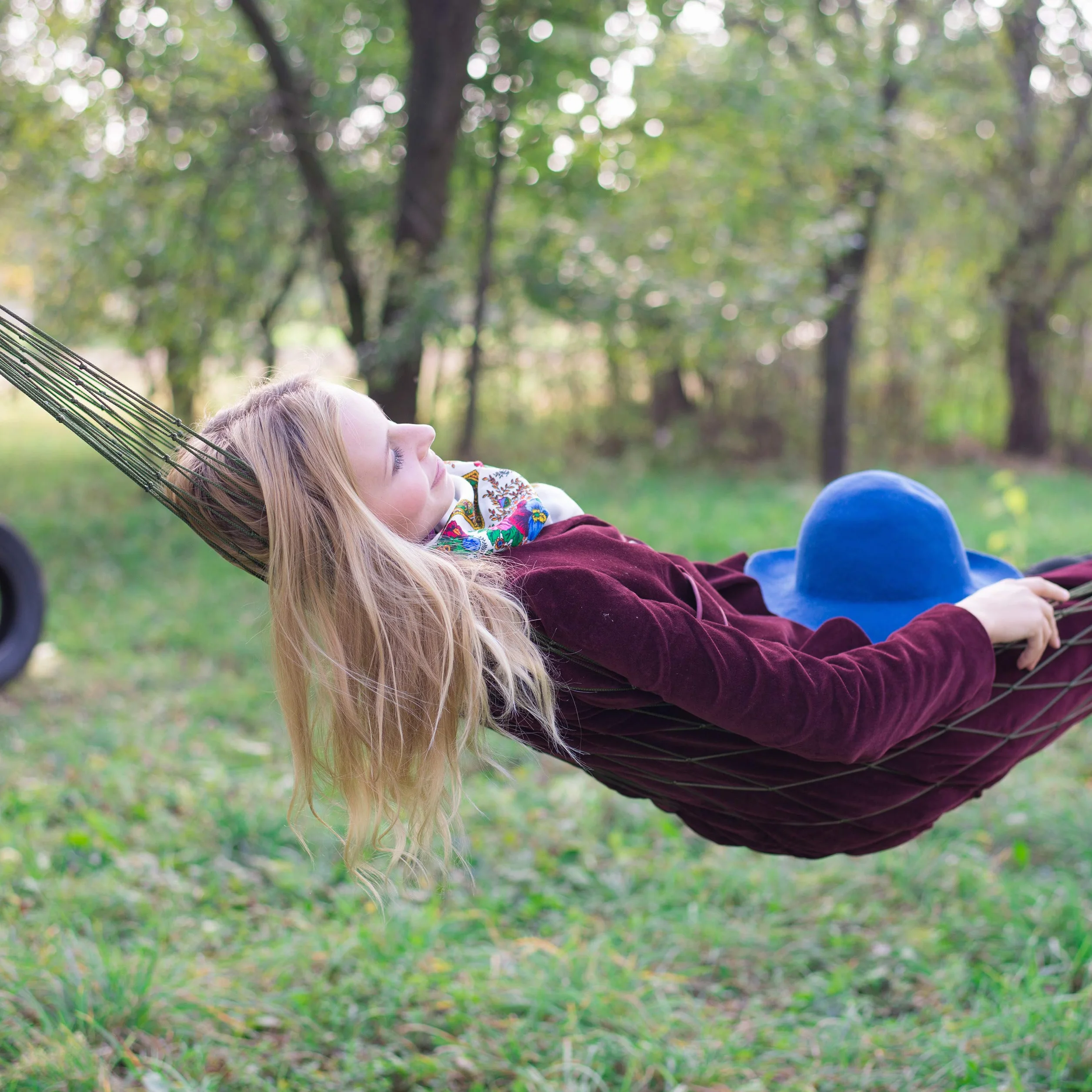 Relaxdays Net Hammock, hamak ogrodowy dla 1 osoby, kempingowy, lekki, do użytku wewnątrz i na zewnątrz, do przechowywania, ciemnozielony