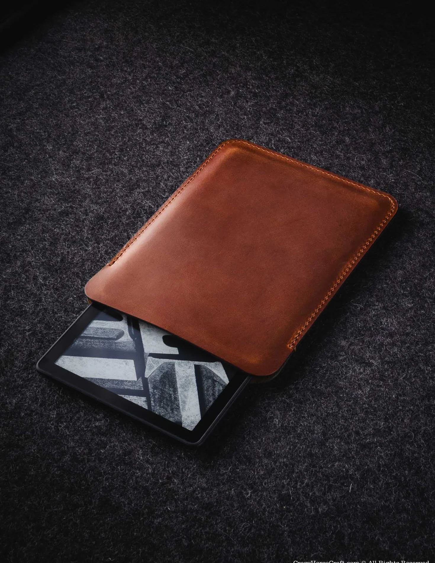 Crazy Horse Craft Skórzane Etui na Kindle Paperwhite 12 Generacji, 7 Cali | Ręcznie robiony pokrowiec z włoskiej skóry garbowanej roślinnie, chroni czytnik w podróży, nabiera szlachetnej patyny