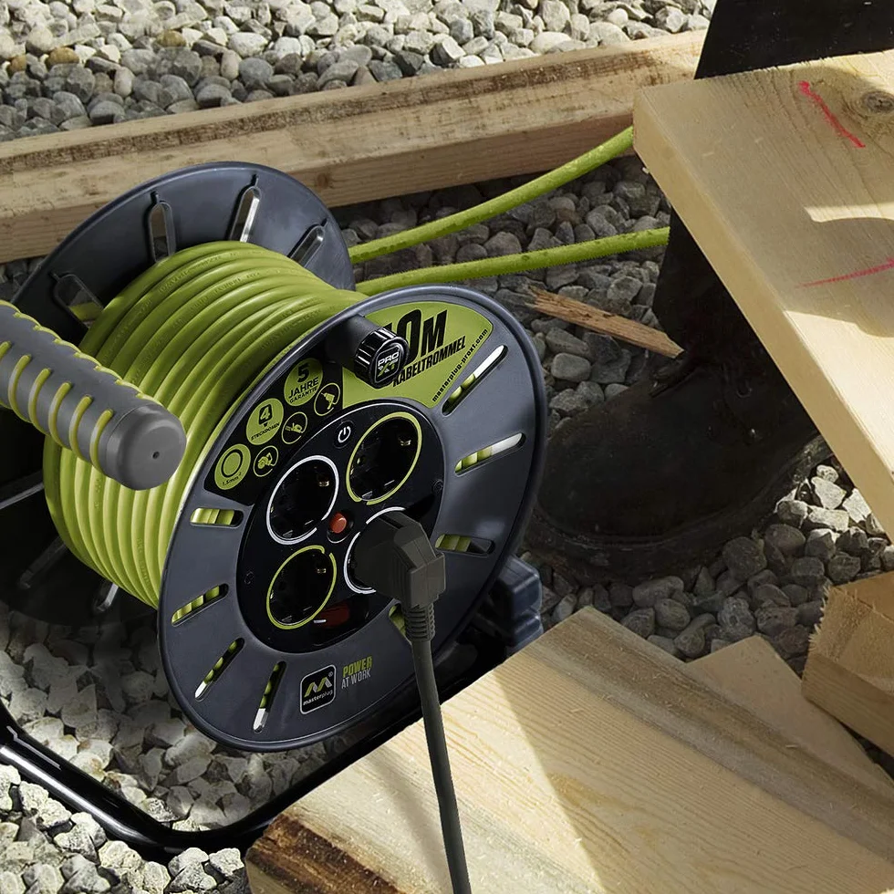 Masterplug Pro-XT Przedłużacz z czterema gniazdami z otwartym uzwojeniem, cięciem termicznym i przełącznikiem zasilania, 20-metrowy kabel o wysokiej widoczności, zielony