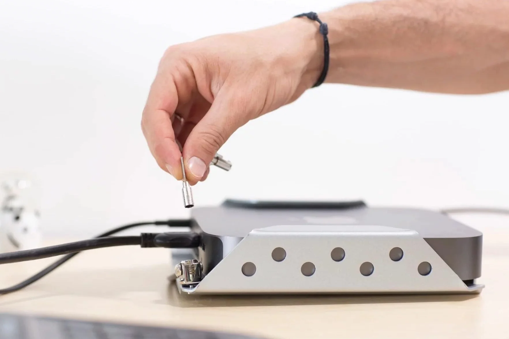Compulocks Mac mini uchwyt bezpieczeństwa z kluczową głowicą blokującą do wszystkich komputerów Mac mini, w tym 2020 M1 A2348, A1993, A1347 (MMEN76)