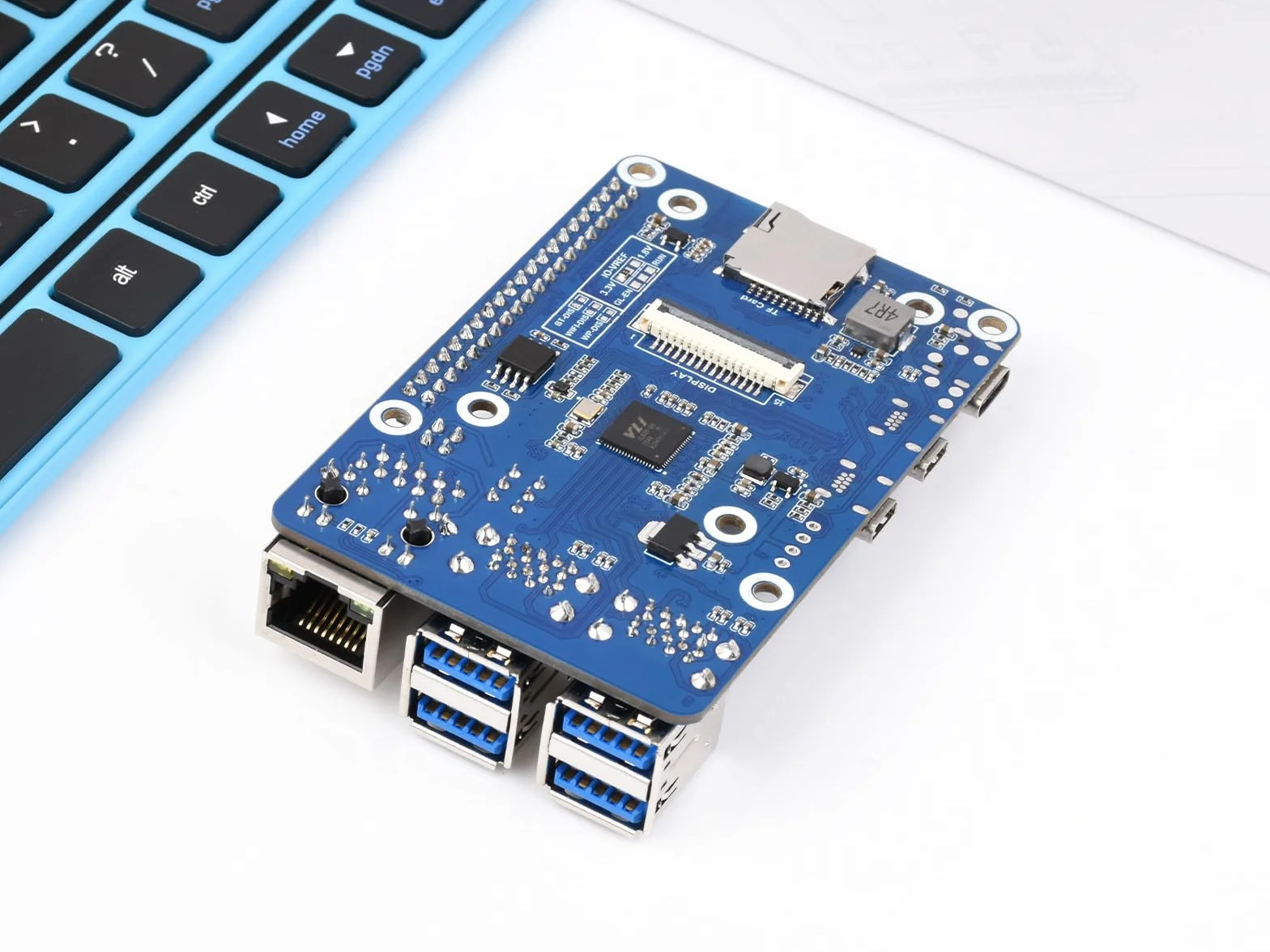 Waveshare CM4-to-Pi4-Adapter for Raspberry Pi CM4, Alternative Solution for Raspberry Pi 4B(Can be used as Pi 4B by combining the adapter with CM4)
