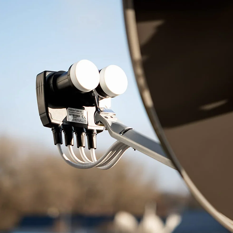 DUR-line Monoblok 6° pojedynczy LNB - Astra 19,2°E + Hotbird 13°E - 1 uczestnik i 2 satelity (MB6-QS) - podwójny LNC ze zintegrowanym DiSEqC - Full HD, 4K, 8K, 3D - Odporny na warunki atmosferyczne +