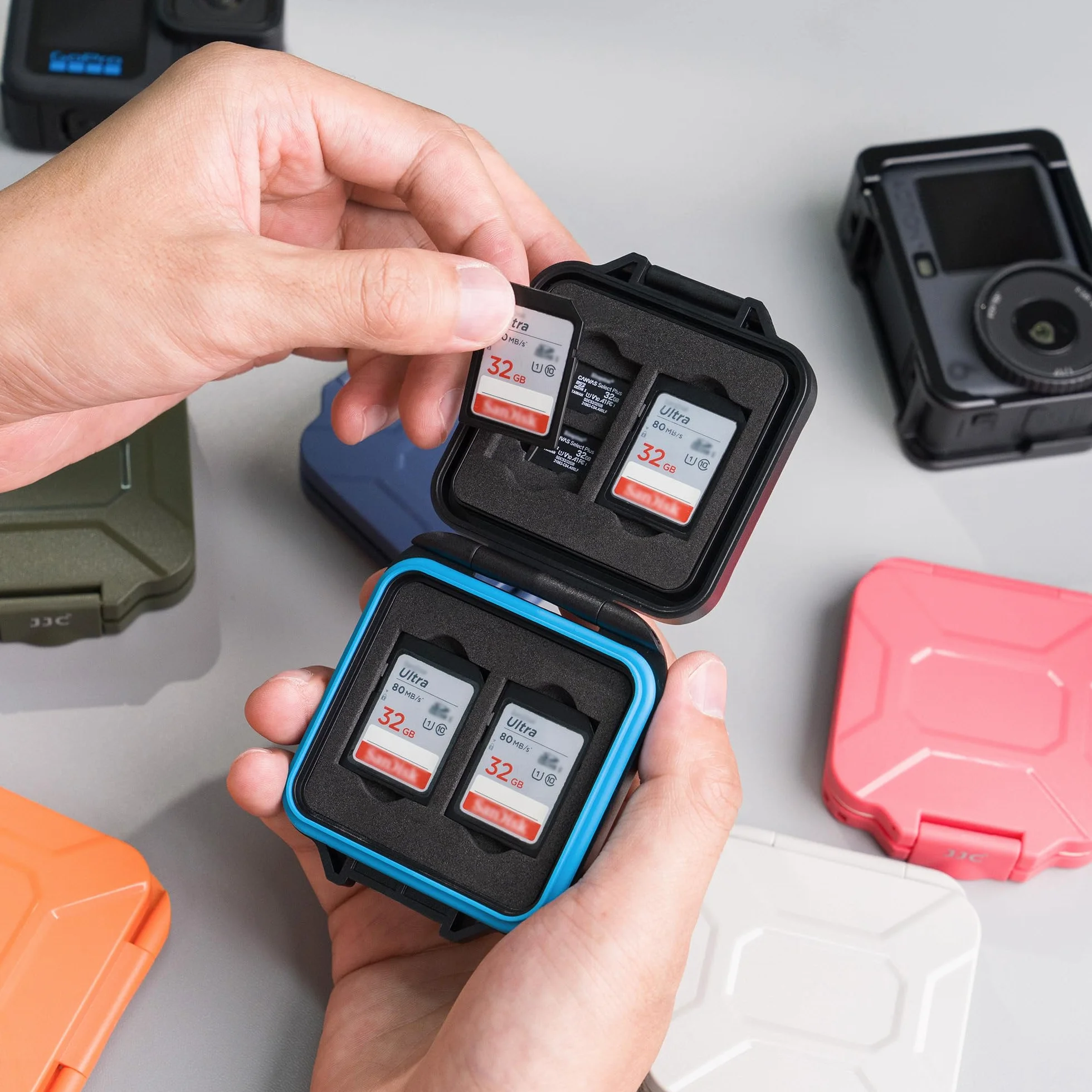 JJC Przenośne etui na karty pamięci na 4 karty SD i 8 kart Micro SD, pomarańczowe | Smukłe etui na karty SD 16,4 mm, wodoodporna powłoka ABS, odporna na wstrząsy wyściółka z pianki EVA, smycz w zestawie