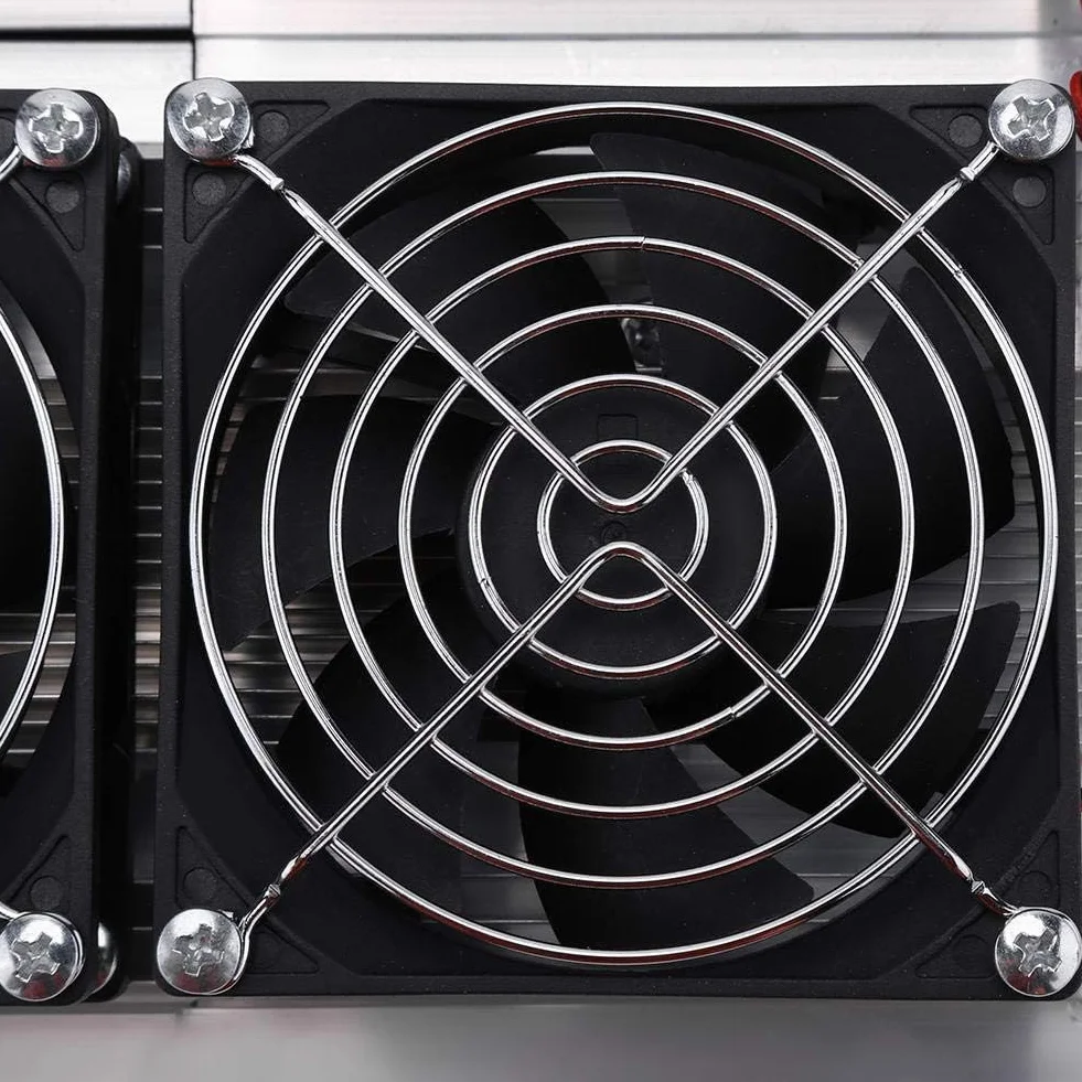 240W wysokowydajna chłodząca półprzewodnikowa termoelektryczna chłodnica płytowa Peltiera z wentylatorem, czarna