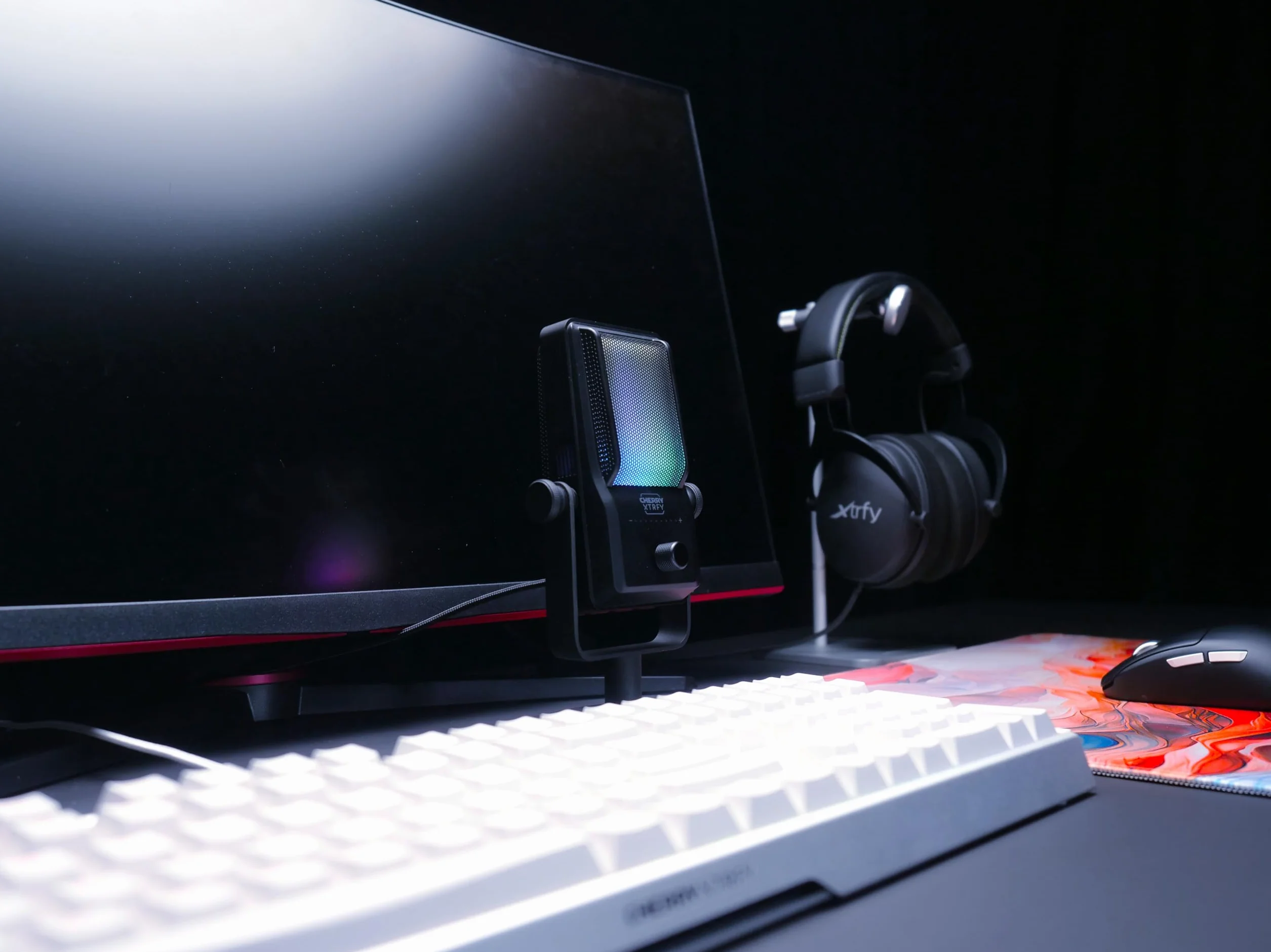 CHERRY XTRFY NGALE R, Wysokiej Klasy Mikrofon USB do Nagrywania, Gier i Streamingu, Kardioida, Plug & Play, Filtr Dolnoprzepustowy, Podświetlenie RGB, Czarny