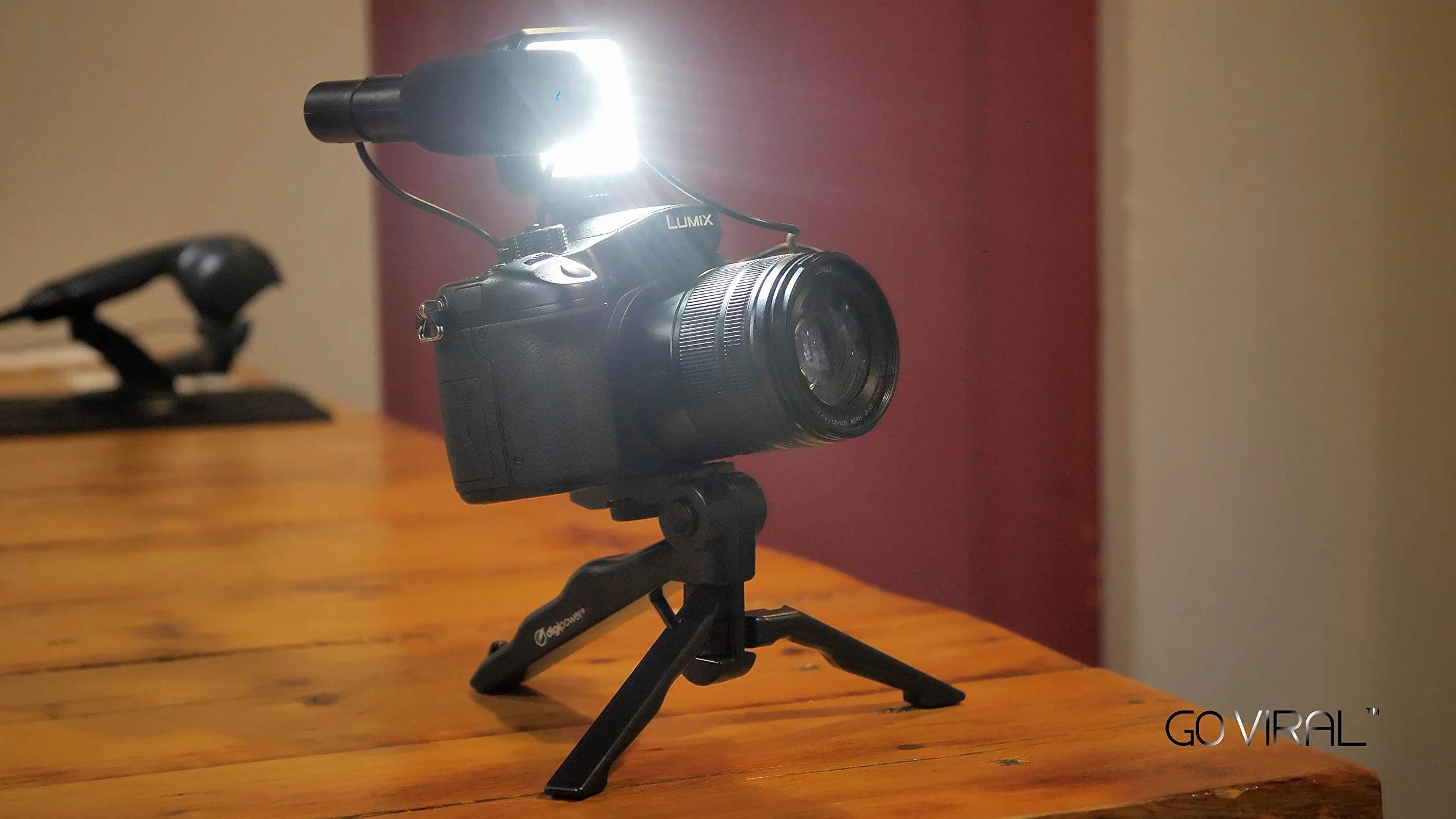 DigiPower Like ME Vlogging Kit - kompatybilny ze smartfonami i aparatami, w tym mikrofonem, światłem 36 LED i statywem DPS-VLG2K