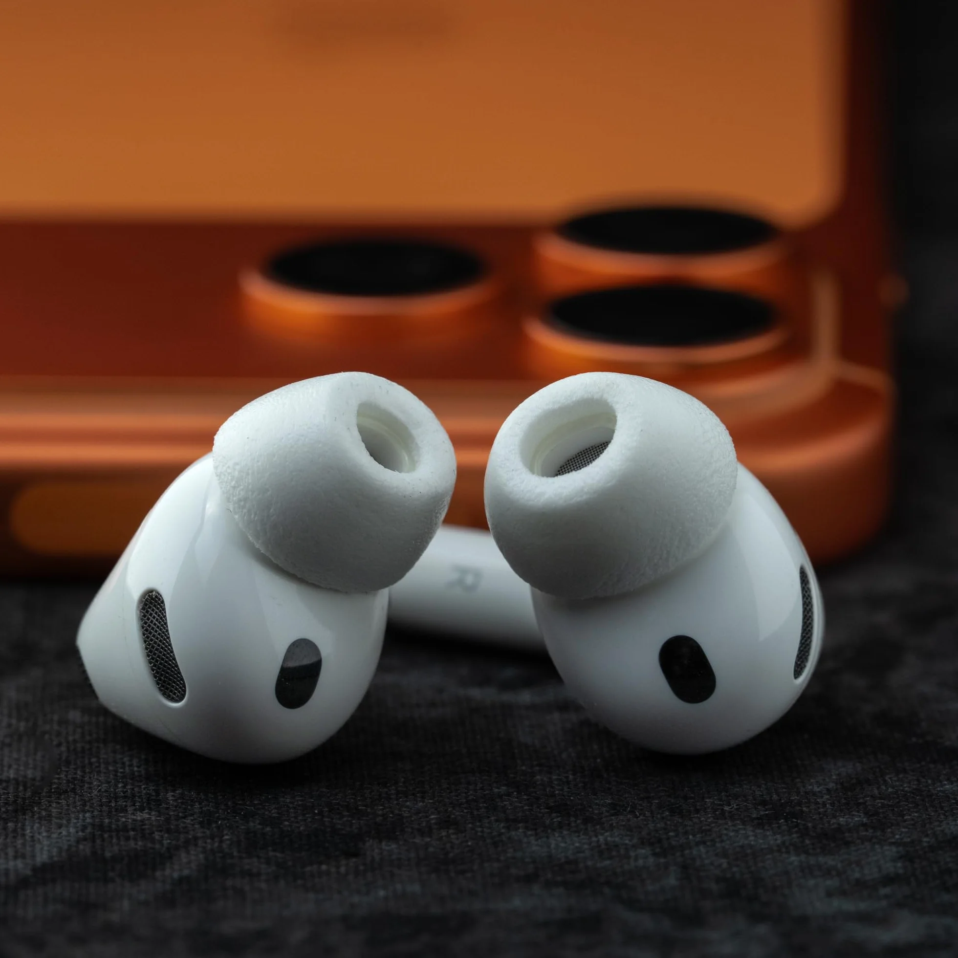 Comply TrueGrip MAX wymienne zatyczki do uszu z pianki z pamięcią kształtu do Apple AirPods Pro (3 generacji), technologia SmartSkin, doskonała izolacja akustyczna, białe, rozmiar M, 1 para