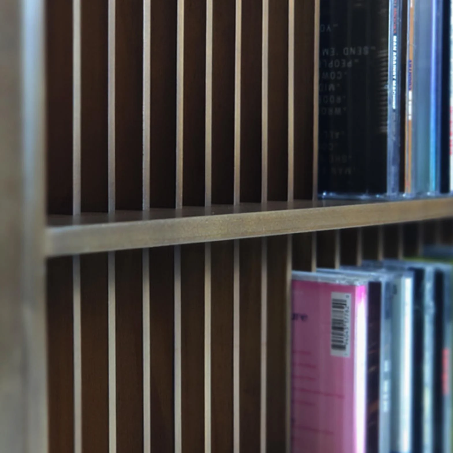Stojak na płyty CD z czarnym orzechem włoskim, montowany na stole lub ścianie, półka do przechowywania DVD, 50 szkatułek, stylowa ekspozycja na kolekcję płyt CD do domu lub biura
