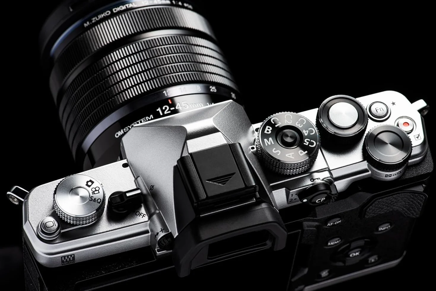 OM SYSTEM OM-5 Aparat Cyfrowy Mikro 4/3 - Srebrny z Obiektywem 12-45mm PRO | Matryca BSI 20 MP, 5-osiowa stabilizacja, certyfikat IP53, wideo 4K, filtry Live ND i uszczelniony metalowy korpus.