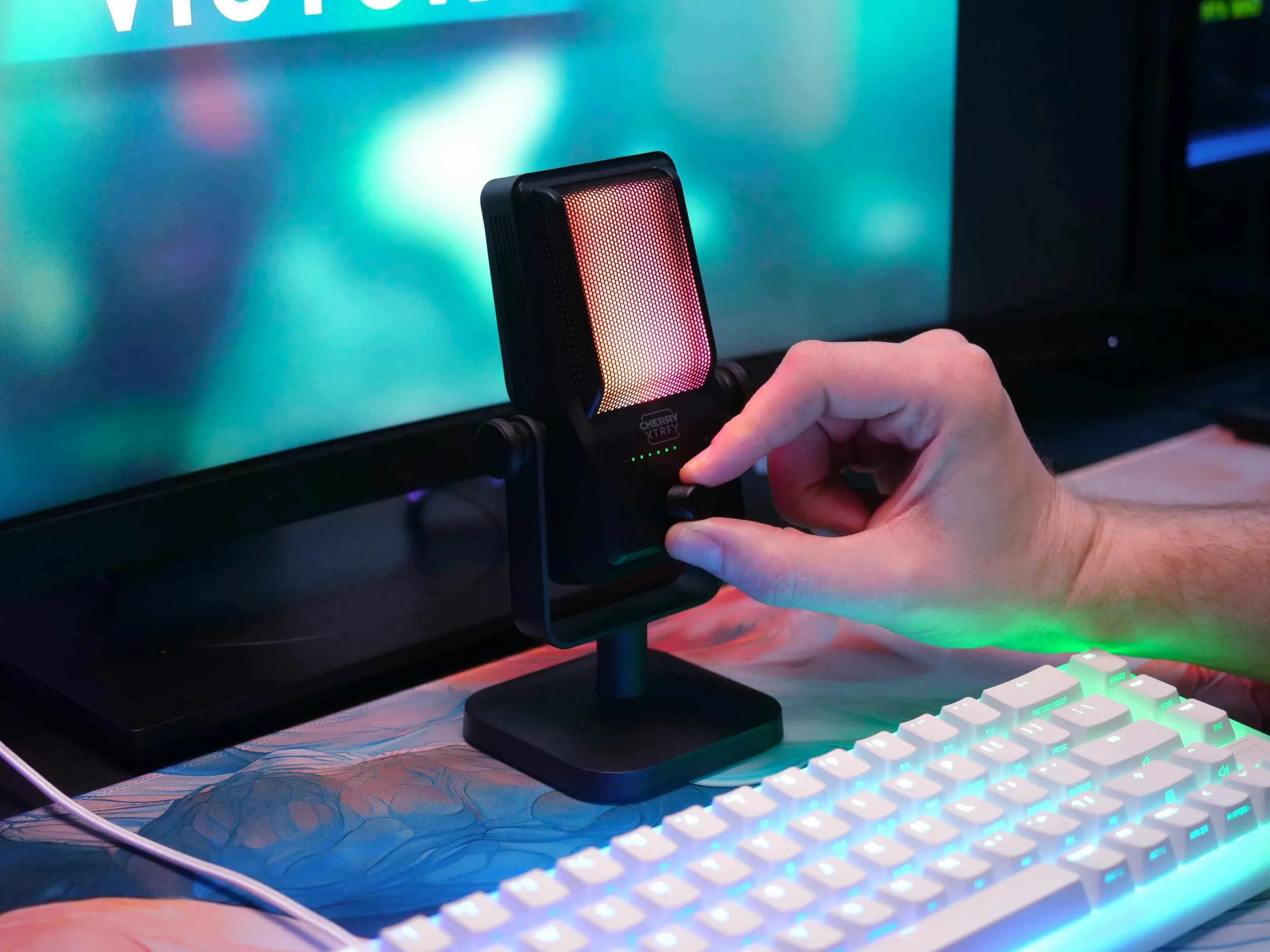 CHERRY XTRFY NGALE R, Wysokiej Klasy Mikrofon USB do Nagrywania, Gier i Streamingu, Kardioida, Plug & Play, Filtr Dolnoprzepustowy, Podświetlenie RGB, Czarny