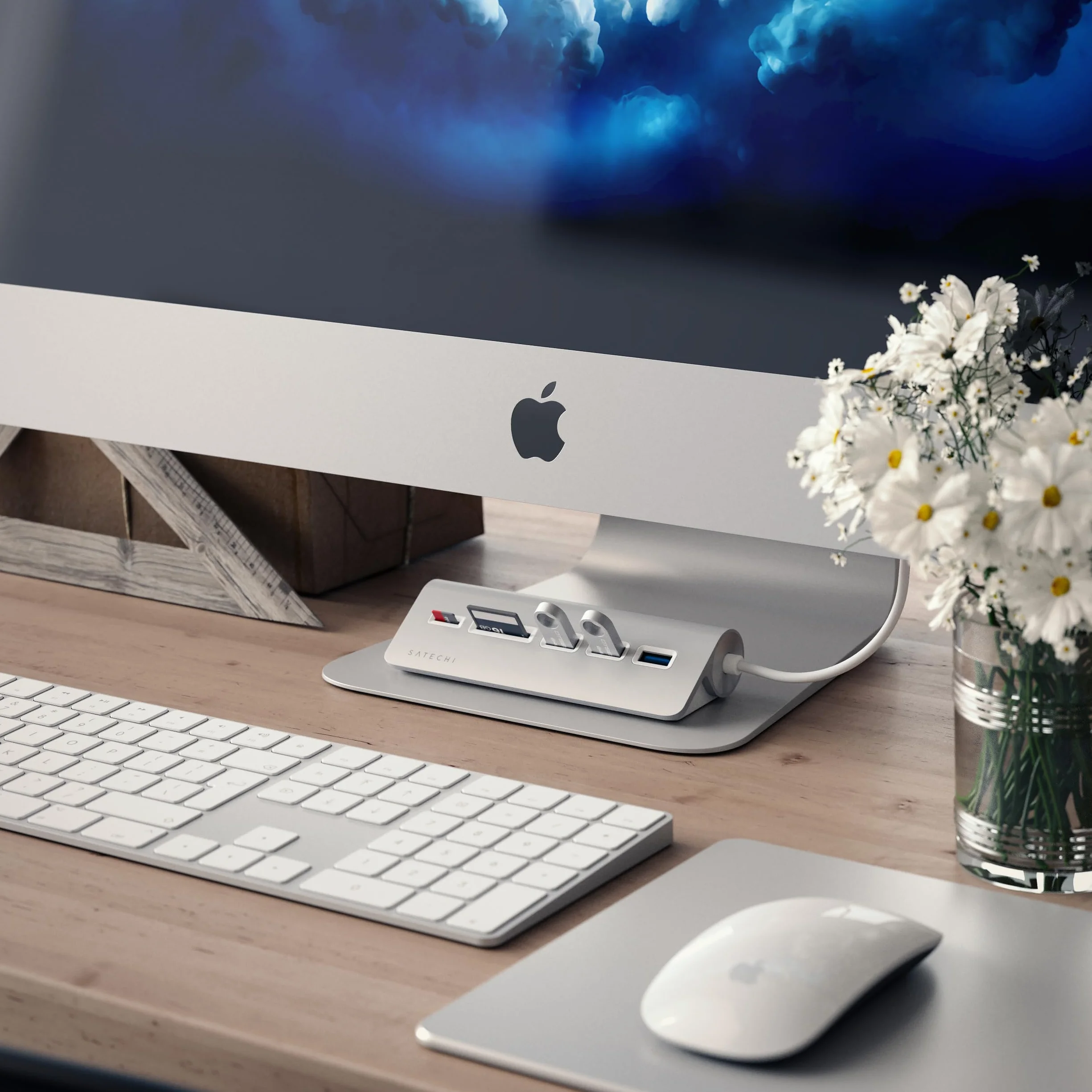 SATECHI biurkowy hub USB-C 5 w 1, 5 Gb/s, srebrny | 3 porty USB-A 5 Gb/s, USB-C i czytniki kart SD/microSD; bez funkcji ładowania; zgodność z MacBookiem Air/Pro/Neo