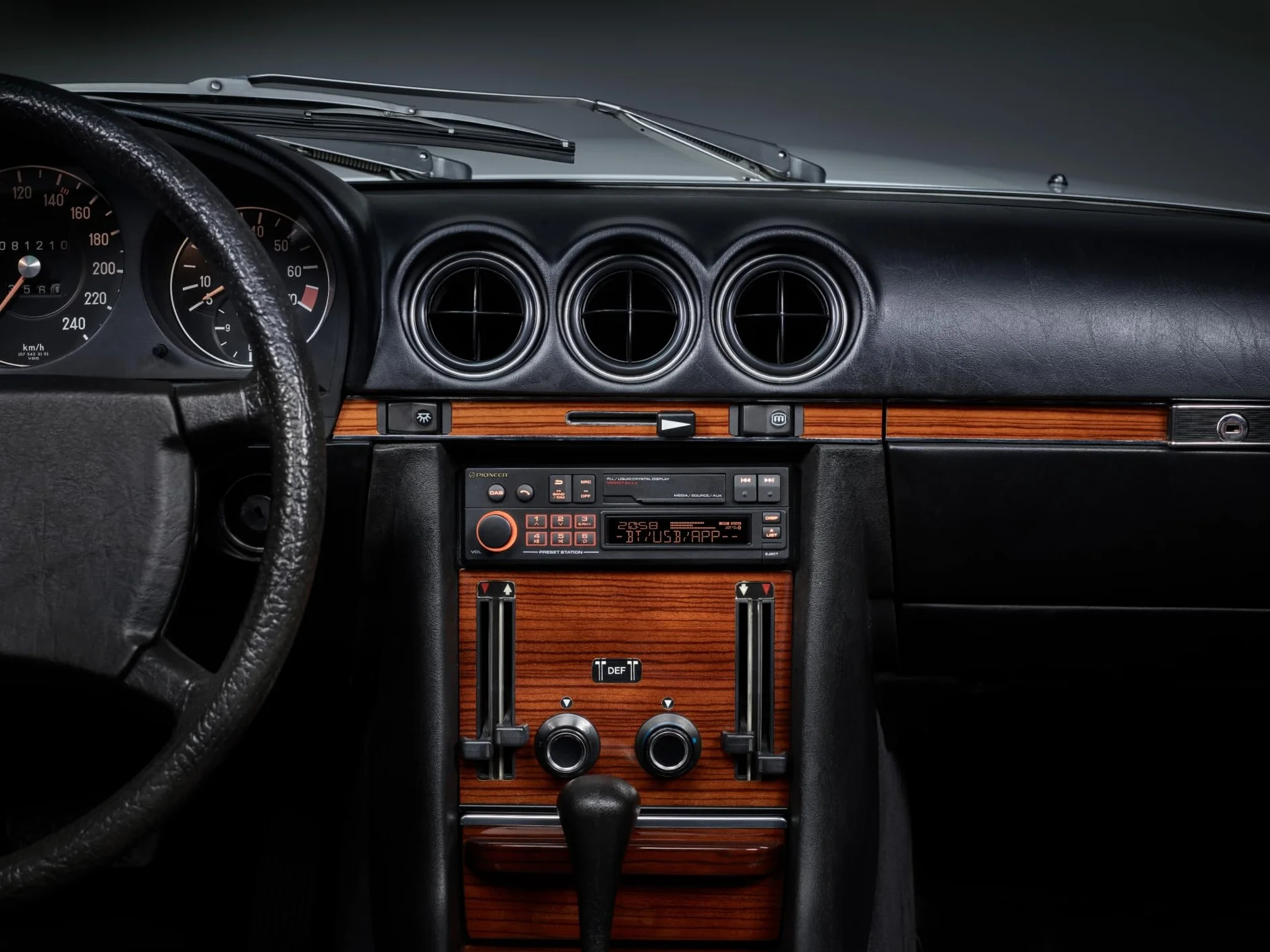 Pioneer SXT-C10PS radio samochodowe 1-DIN: styl retro z nowoczesną technologią, Bluetooth®, DAB+, USB, AUX, podświetlenie RGB, 13-pasmowy korektor, aplikacja Pioneer Smart Sync