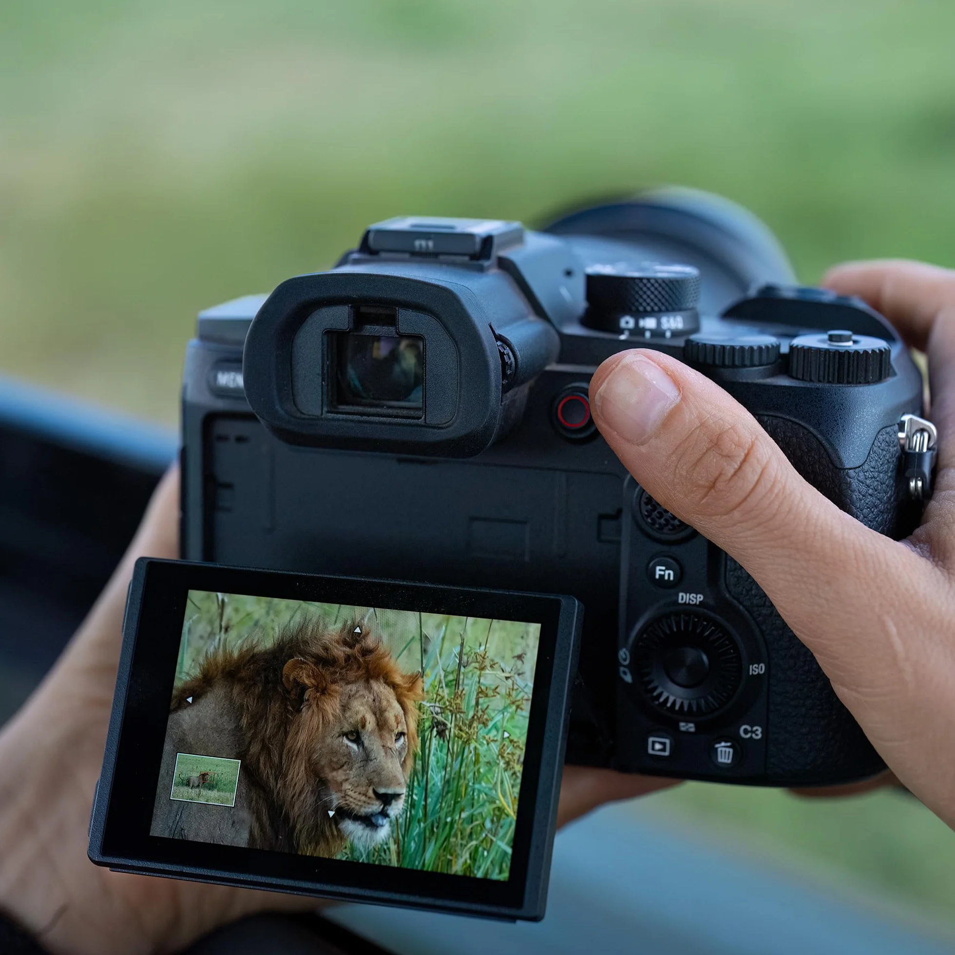 Sony RX10 V Aparat z dużym zoomem 24–600 mm, autofokusem z rozpoznawaniem obiektów w czasie rzeczywistym, matrycą 20,1 MP i trybem zdjęć seryjnych 30 kl./s bez zaciemniania ekranu