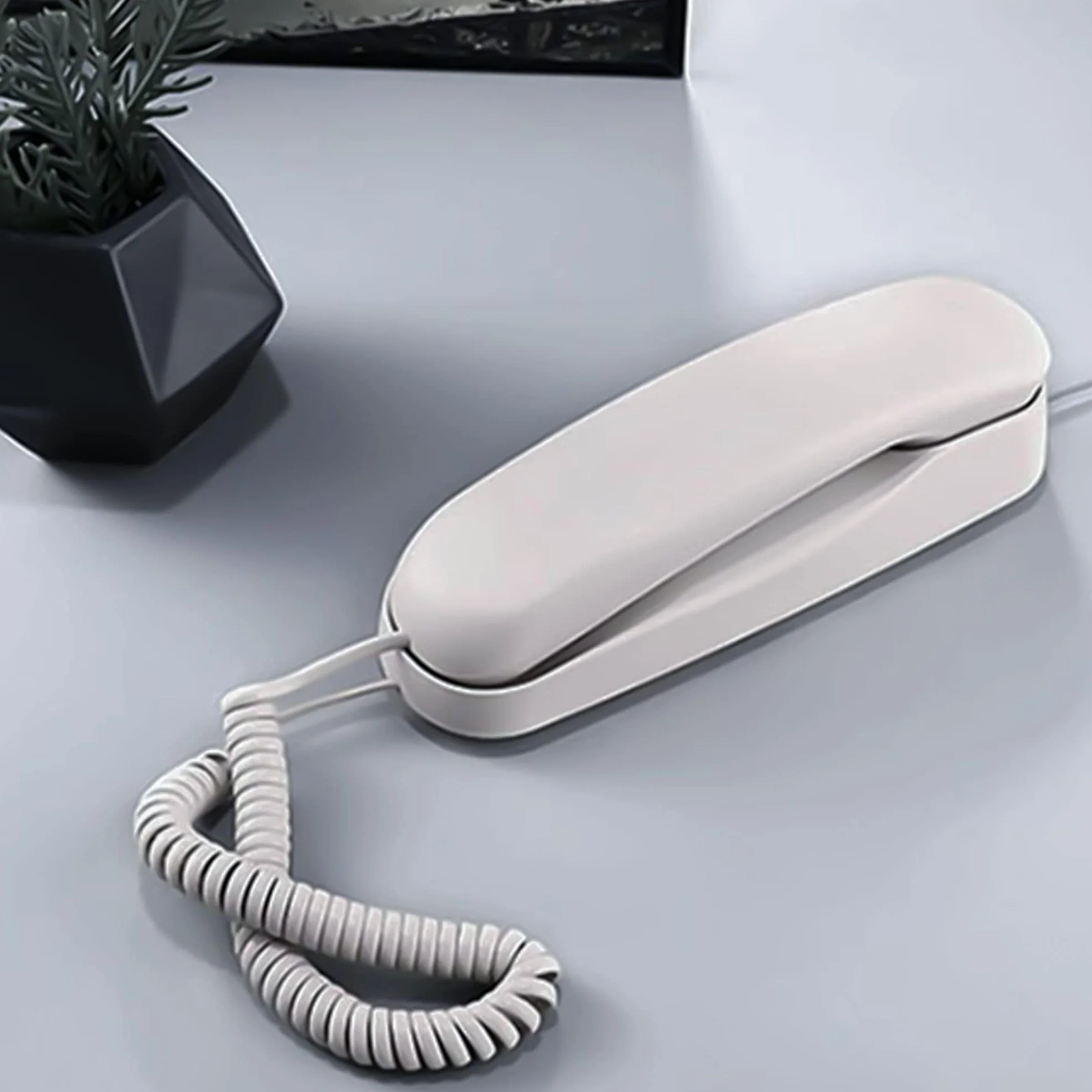 Telefon stacjonarny - trwały telefon przewodowy do biura. Mini telefon wykorzystuje chipy dźwiękowe HD, dzięki czemu dźwięk jest wyraźniejszy. Nadaje się do użytku biurowego i domowego i nie