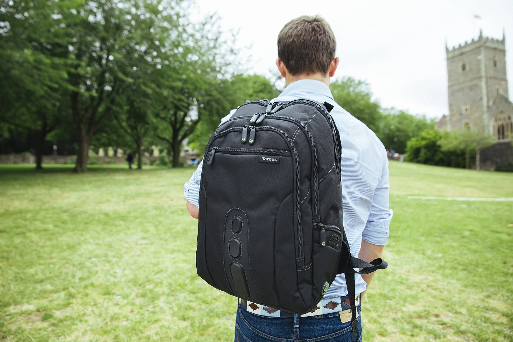 Targus Torba na laptopa, pasuje do laptopów o przekątnej do 15,6 cala i pojemności 27 l, ekologiczny plecak wykonany z butelek z recyklingu, trwały, przyjazny dla TSA - czarny